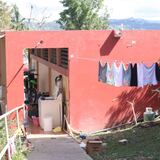 Viven en escuelas abandonadas desde el huracán María 