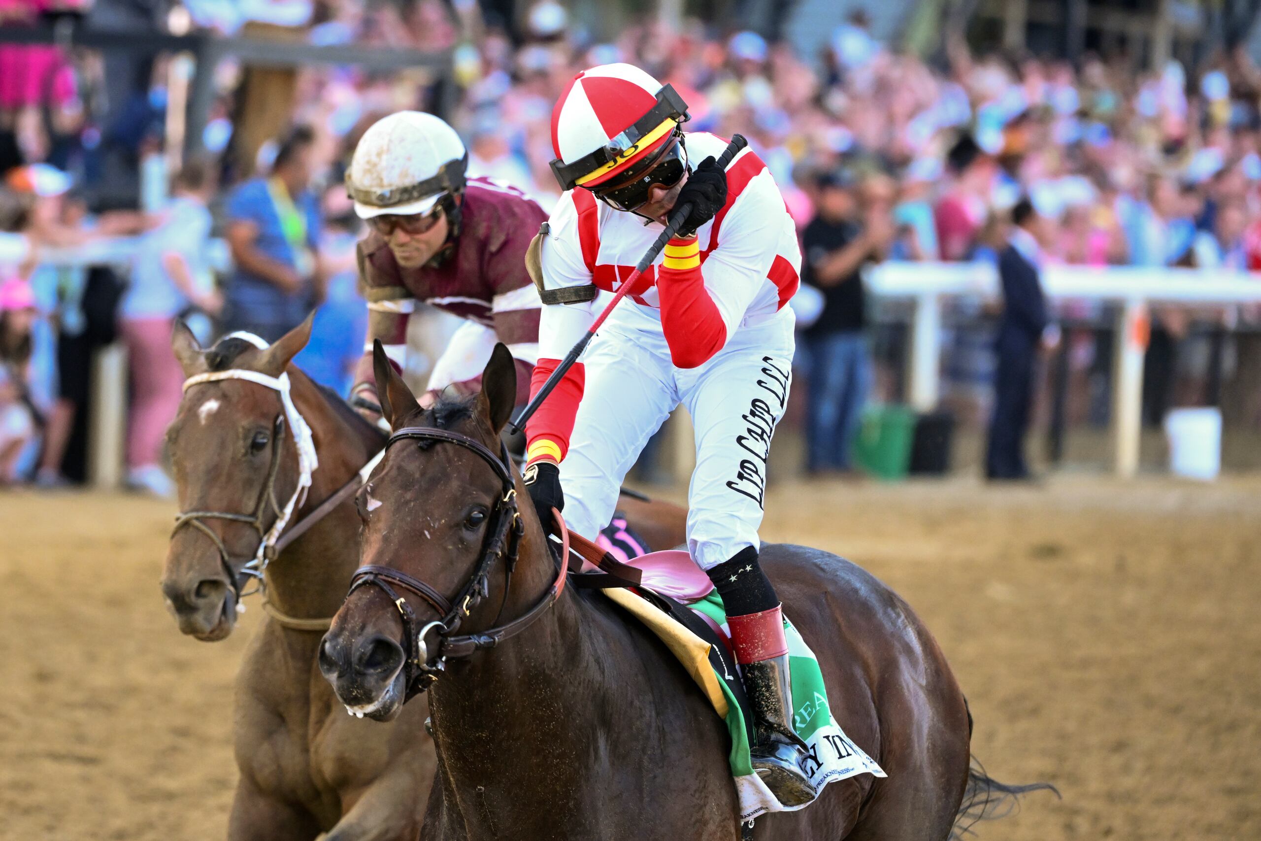 José Luis Ortiz reacciona luego de ganar el Preakness Stakes el sábado.