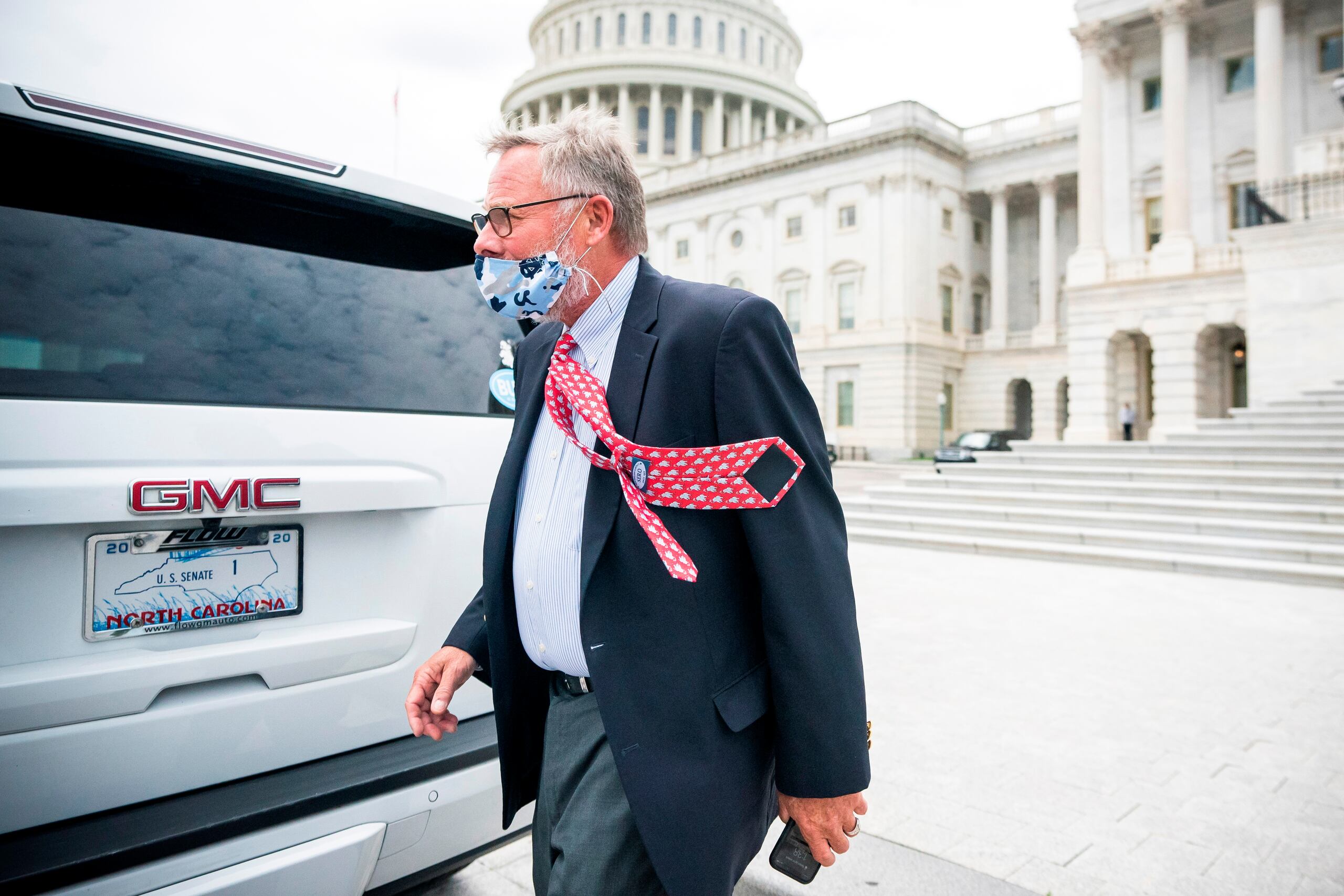 El senador Richard Burr se marcha hoy del Capitolio federal.