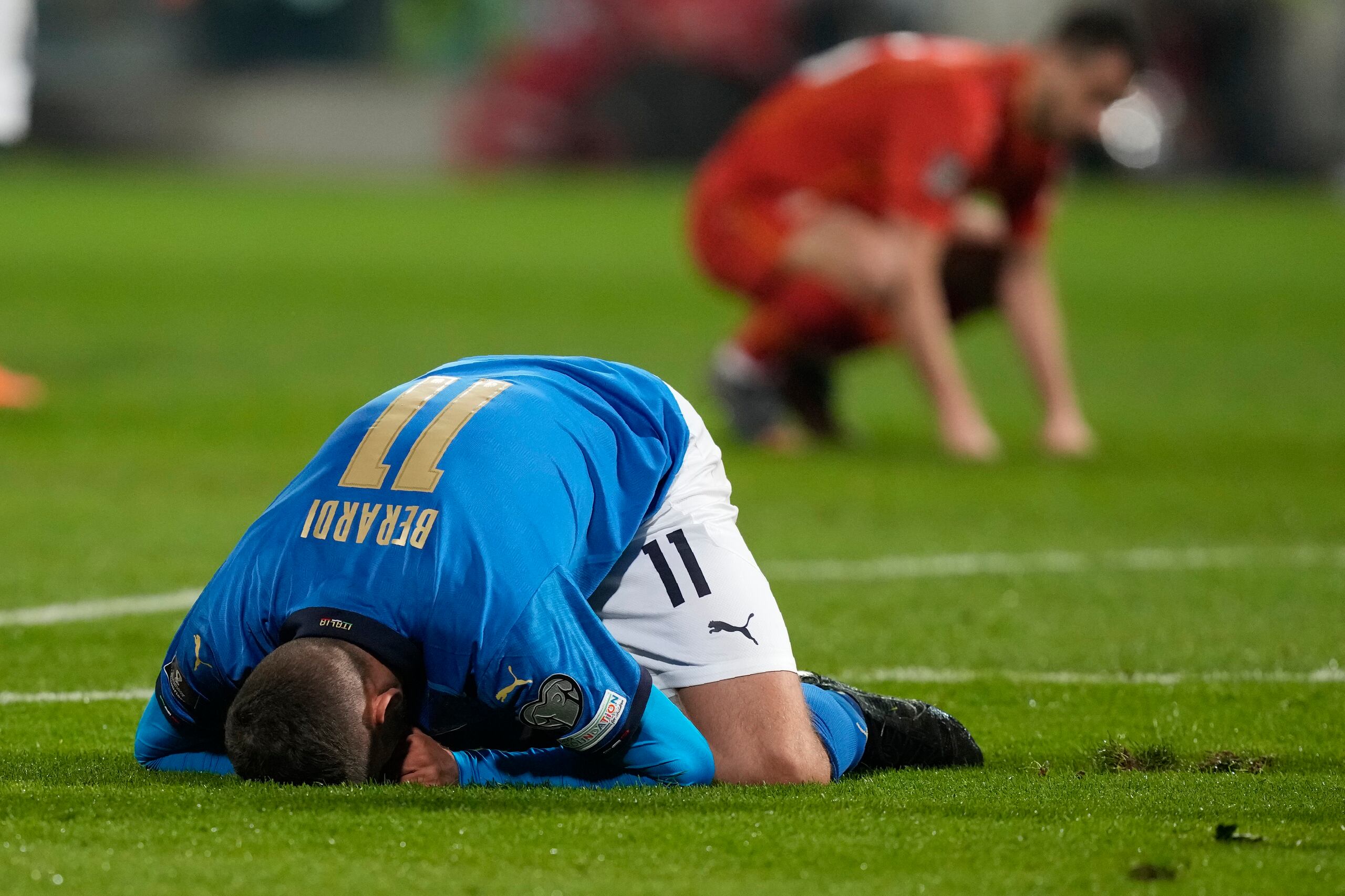 Domenico Berardi, de Italia, se lamenta de rodillas su fallo en una oportunidad de anotar el jueves en el clasificatorio al Mundial ante Macedonia del Norte. Berardi e Italia cayeron 1-0 y se quedaron fuera del Mundial de FIFA Catar 2022.