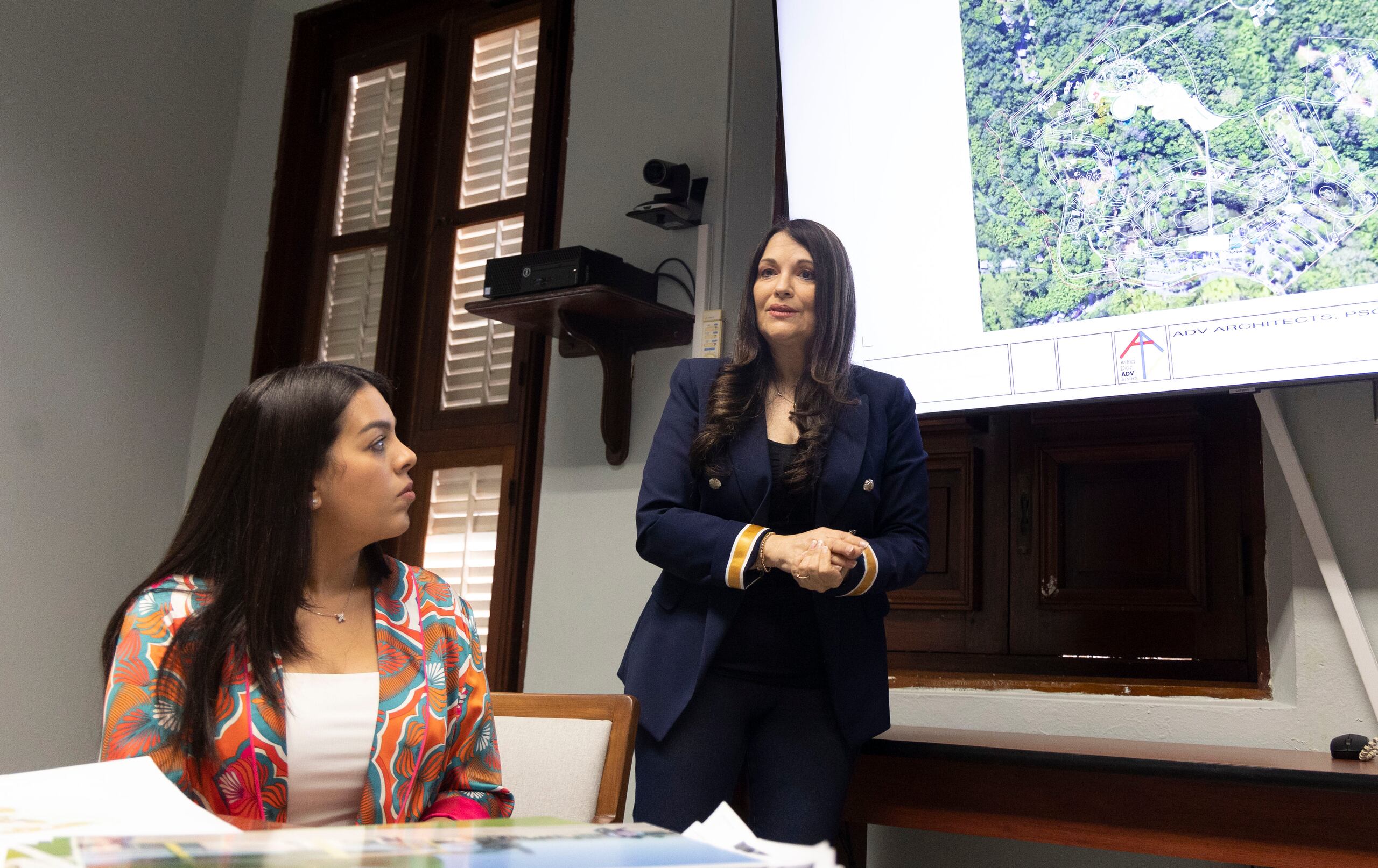 La arquitecta Astrid Díaz y la secretaria del DRNA, Anaís Rodríguez, explican los planes para convertir el Zoológico de Mayagüez en el "EcoJardín de Puerto Rico, doctor Juan A. River".