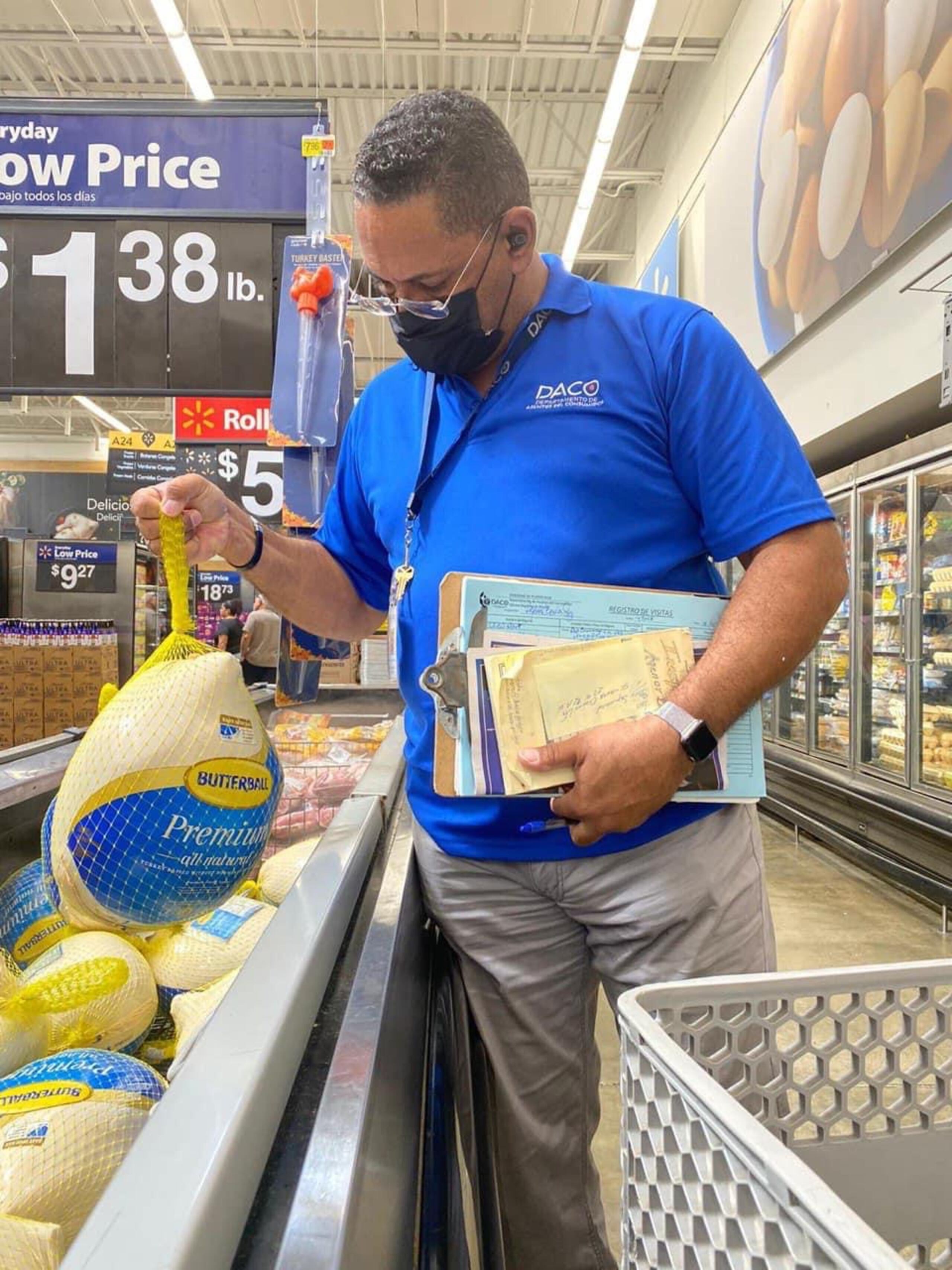 Inspector del DACO en un Walmart.