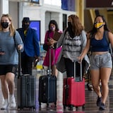 Jueza revoca orden de usar mascarillas en el transporte público en Estados Unidos