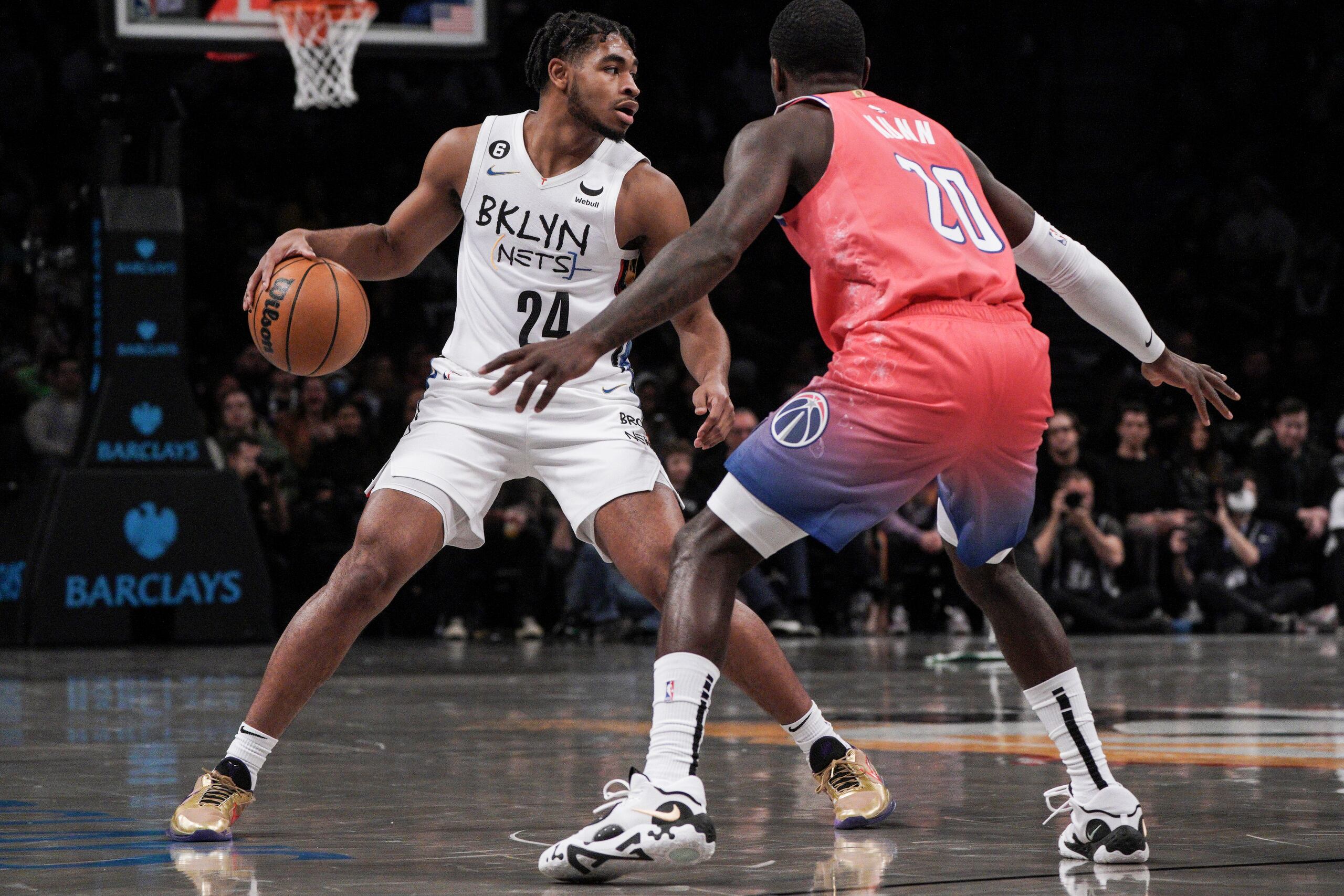 Cam Thomas, de los Nets de Brooklyn, conduce el balón frente a Kendrick Nunn, de los Wizards de Washington.