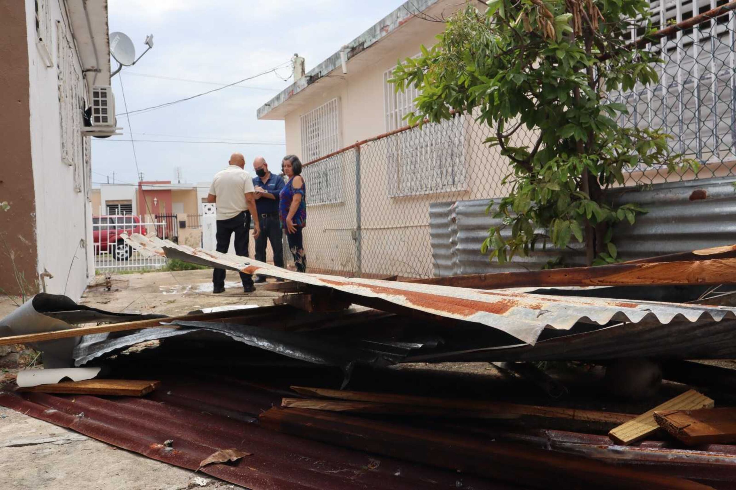 Elba Martínez Cruz tenía su patio repleto de planchas de zinc, las que una vez fueron parte de su techo.