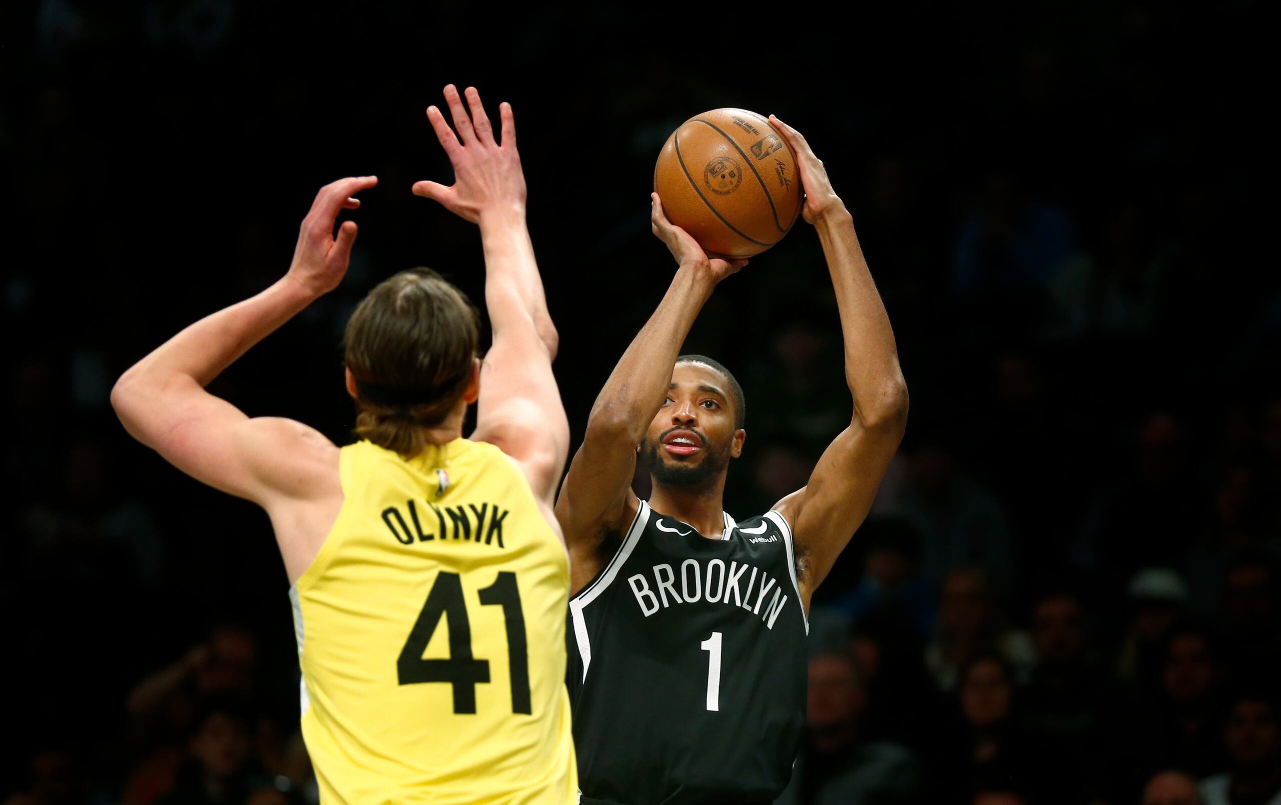 Mikal Bridges, base de los Nets de Brooklyn, busca disparar frente a Kelly Olynyk, del Jazz de Utah, el domingo 2 de abril de 2023 (AP Foto/John Munson)