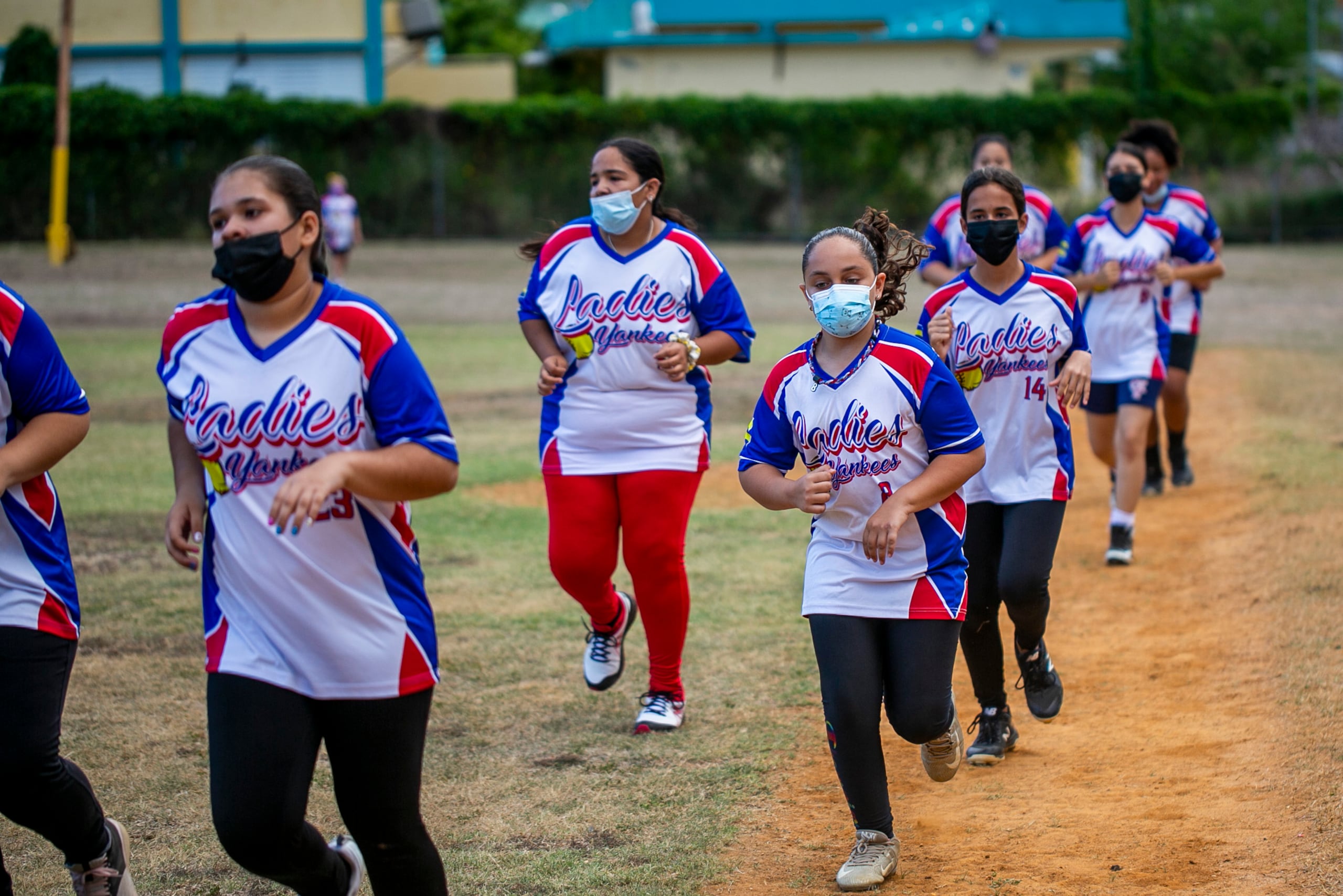 Las Ladies Yankees son un programa de sóftbol compuesto por niñas y jóvenes de 4 a 16 años y que practican en el Parque de Pelota de La Luna en Guanica.