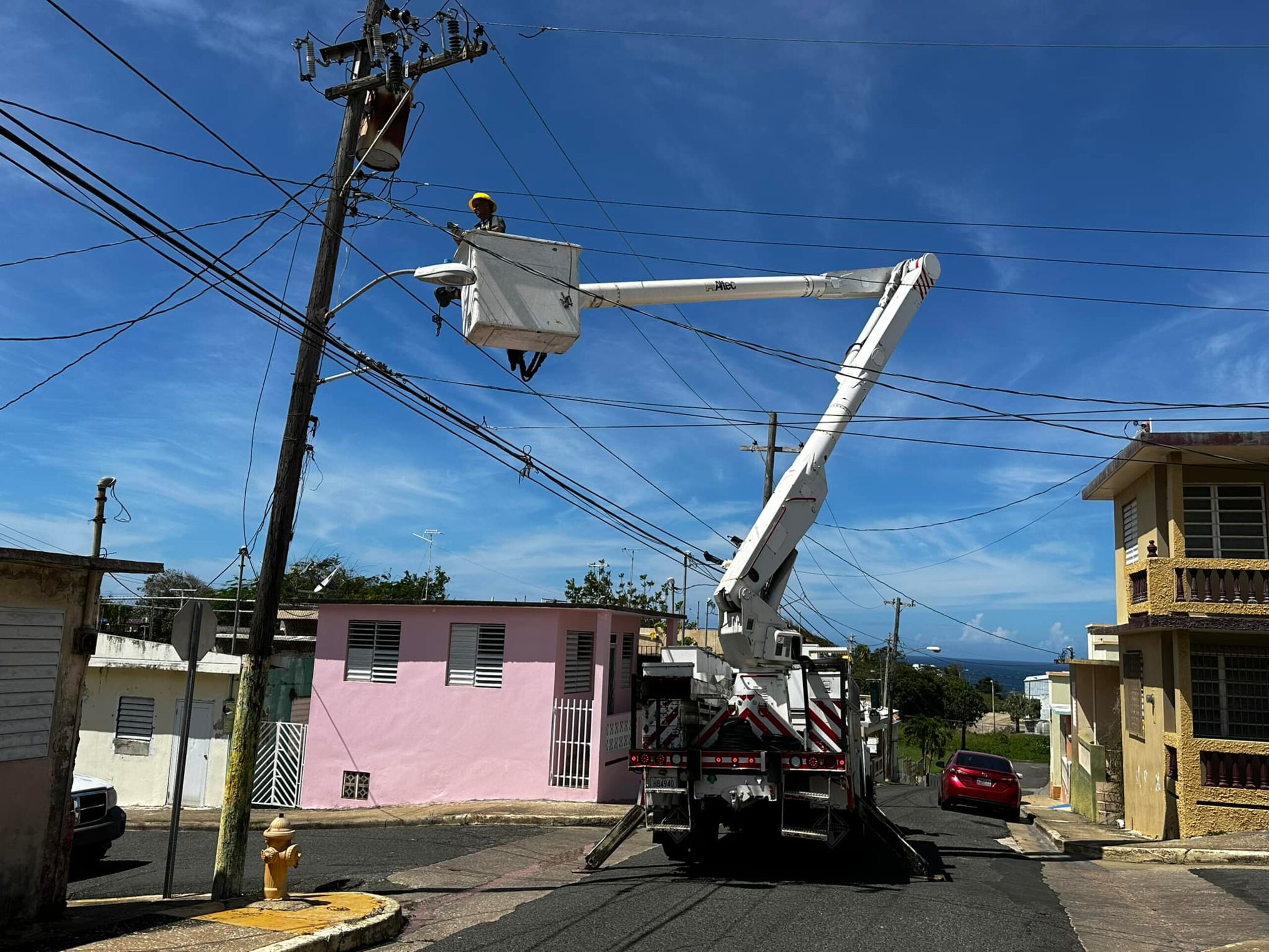 Varios municipios han decido activar sus propias brigadas para hacer trabajos de reparación al sistema eléctrico y devolver el servicio a sus ciudadanos.