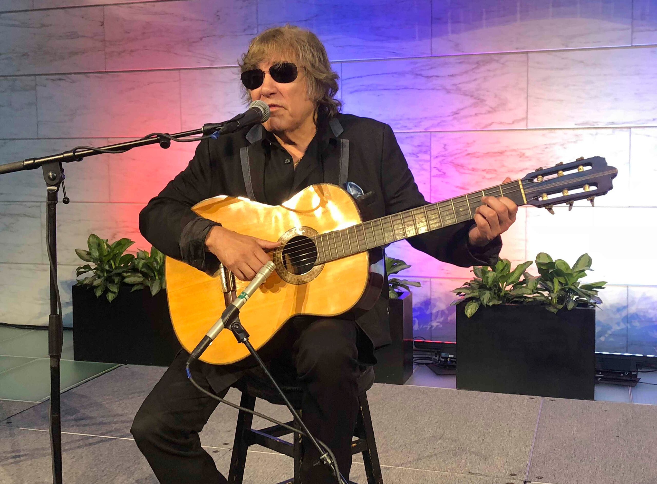 El artista galardonado con el Grammy Jose Feliciano interpreta el himno nacional estadounidense en el Museo Nacional de Historia Estadounidense en Washington. (AP)