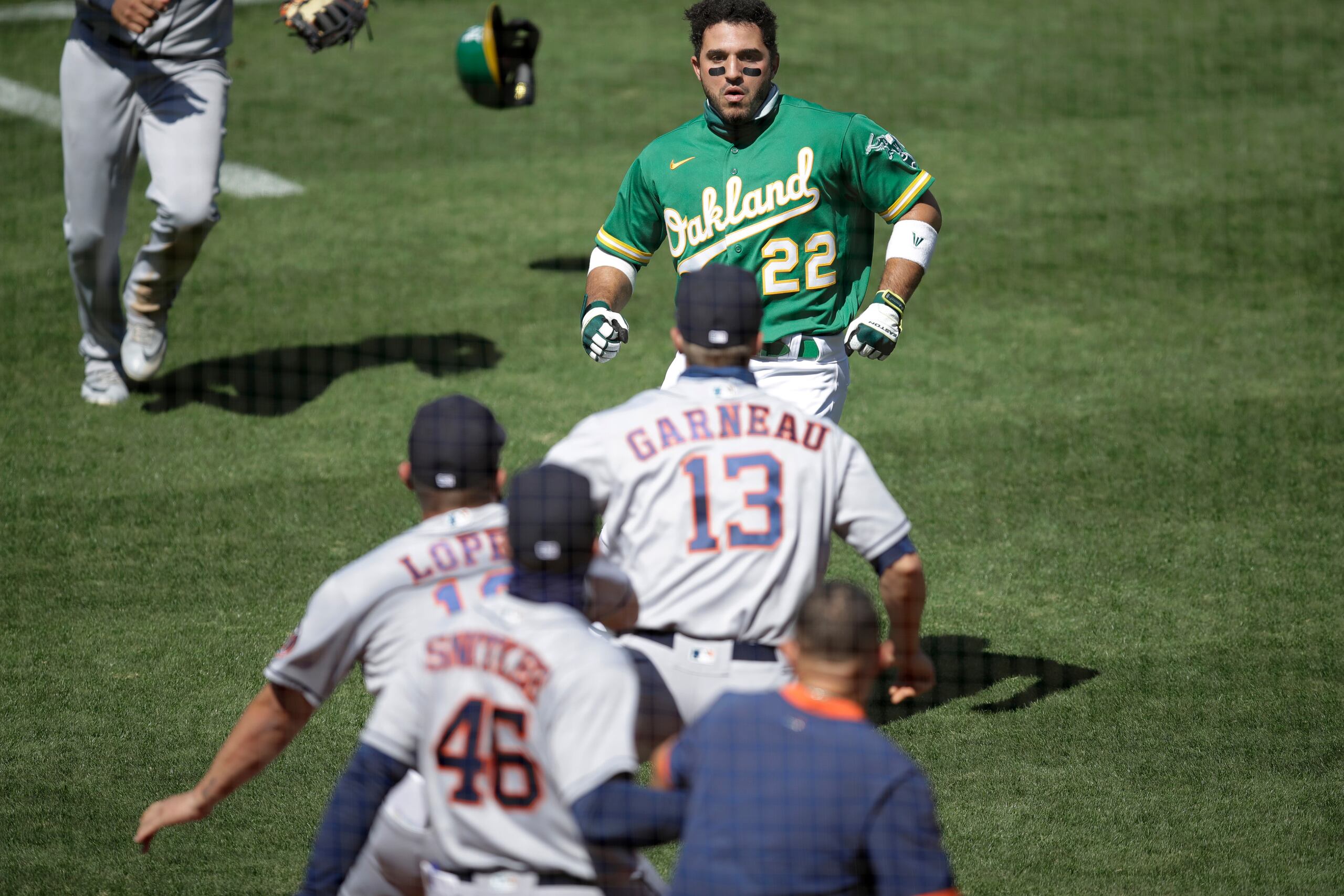 Durante la pasada campaña, los ánimos estuvieron caldeados entre los Atléticos de Oakland y los Astros de Houston, ambiente coronado por un conato de pelea entre el jardinero de Oakland, Ramón Laureano (22), y el coach de los Astros, el boricua Alex Cintrón, abajo con camisa azul.