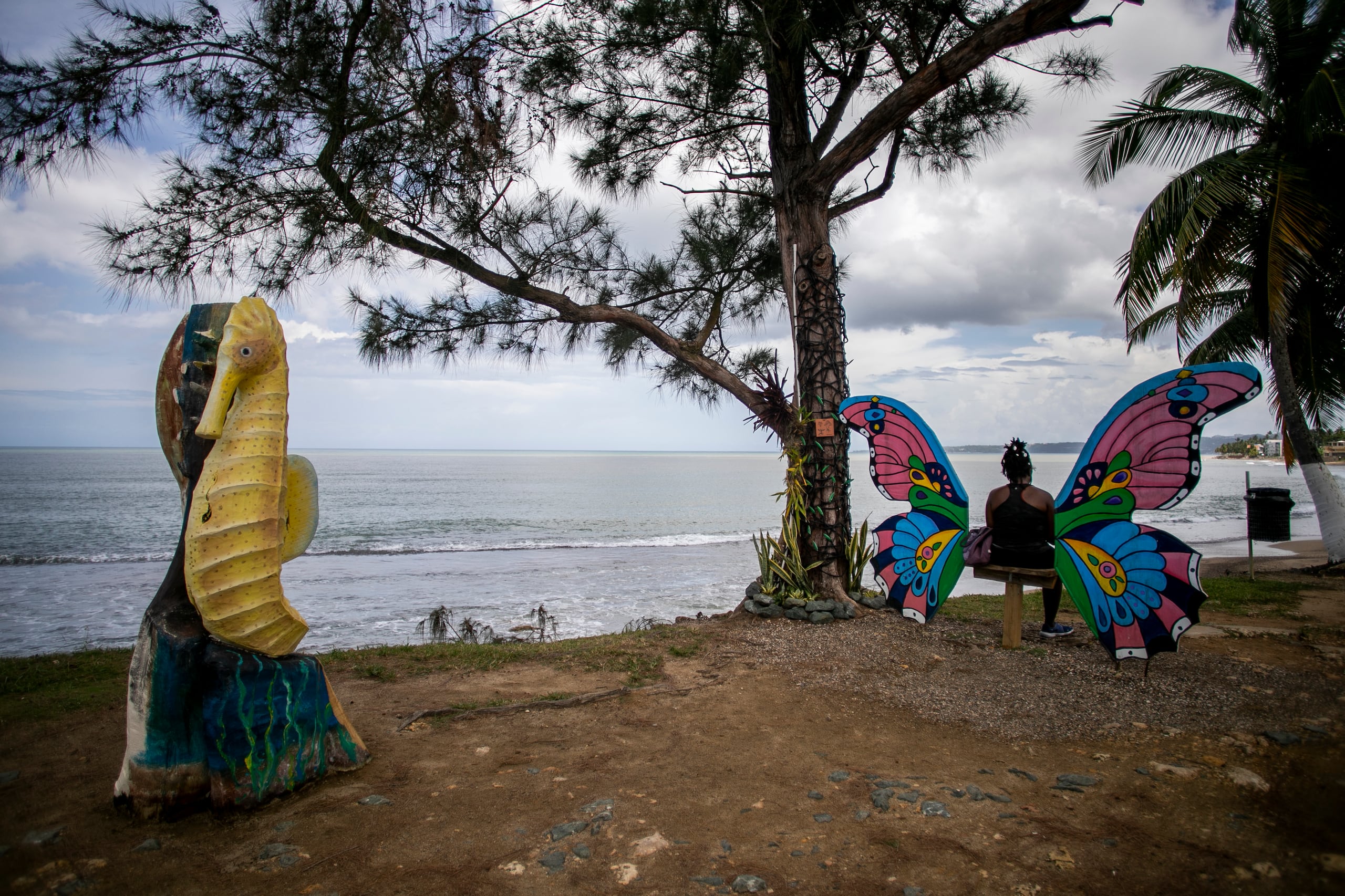 La Plaza Cruz de Colón es protegida por Los Guardianes de la Costa,  grupo comunitario que también ha creado varias piezas con el fin de embellecer el barrio y atraer turismo.