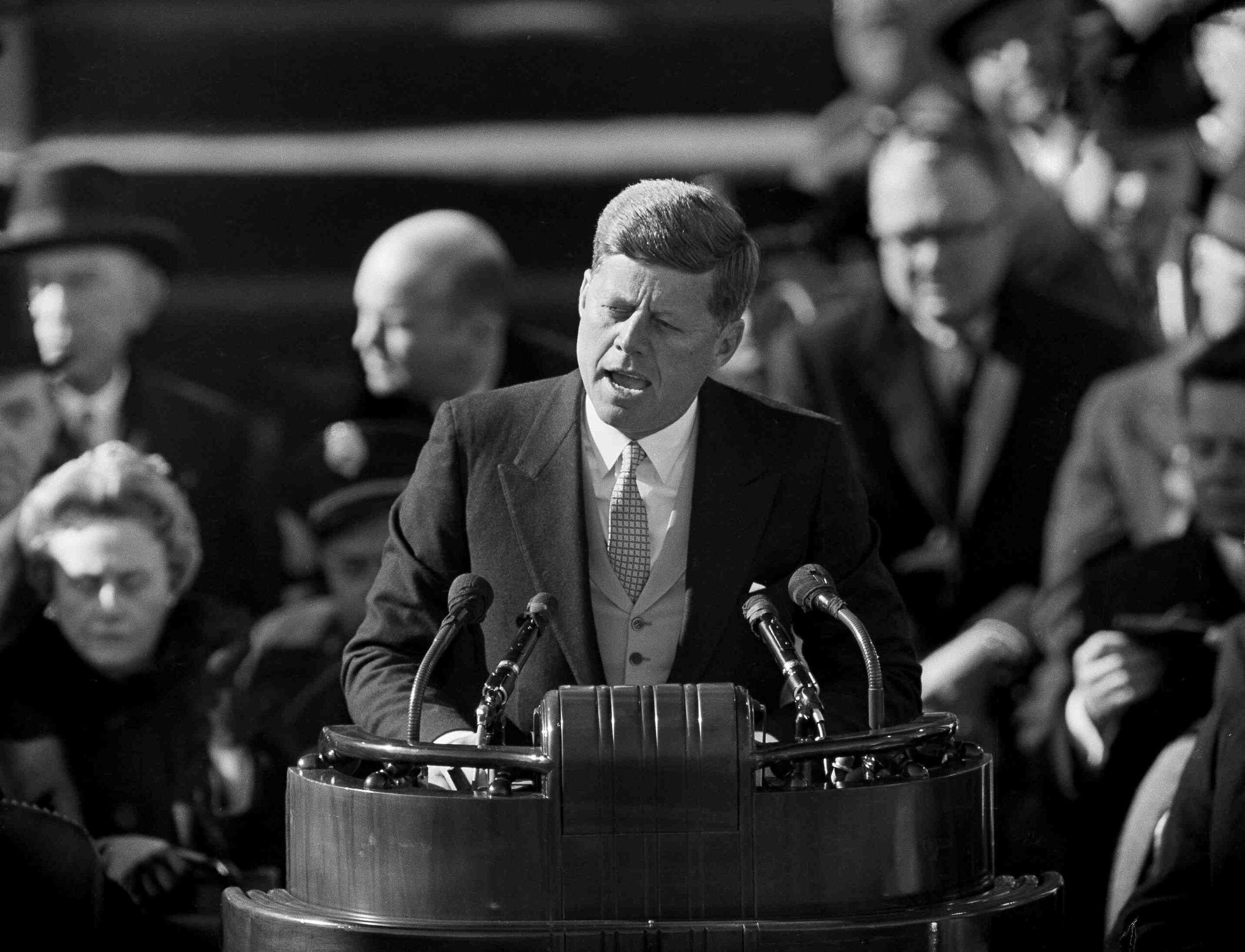 El lunes se depositó una ofrenda floral en la tumba de Kennedy en el Cementerio Nacional de Arlington, Texas. (AP)