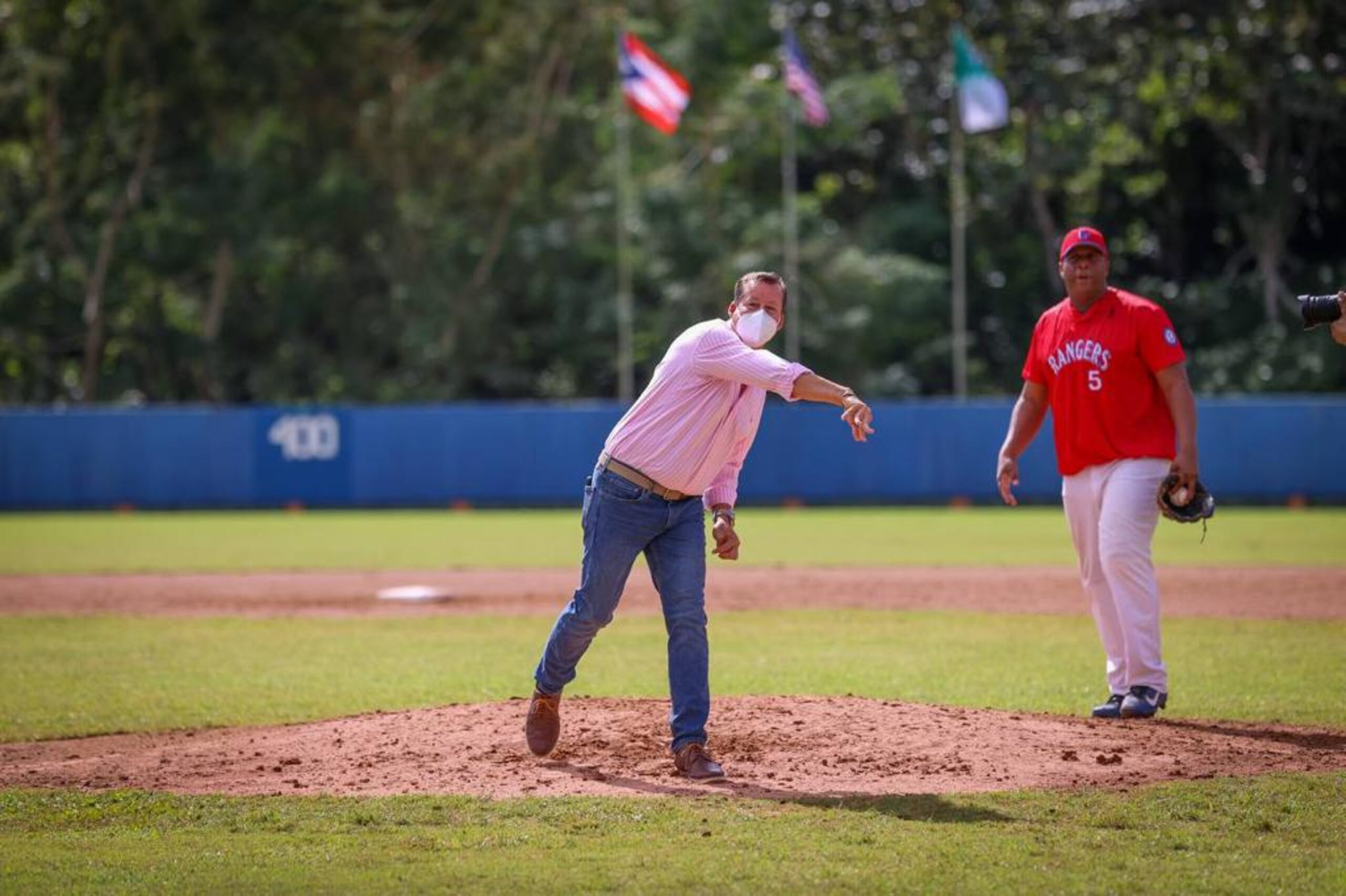 El alcalde electo de Guaynabo aprovechó su primer día como ejecutivo municipal para lanzar la primera bola del partido de sóftbol que se llevó a cabo en el complejo deportivo del barrio Mamey I.