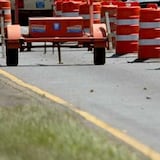 Tapón por derrame de gravilla en autopista cerca de salida a Cataño