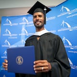 Javier Culson celebra haber obtenido su grado universitario