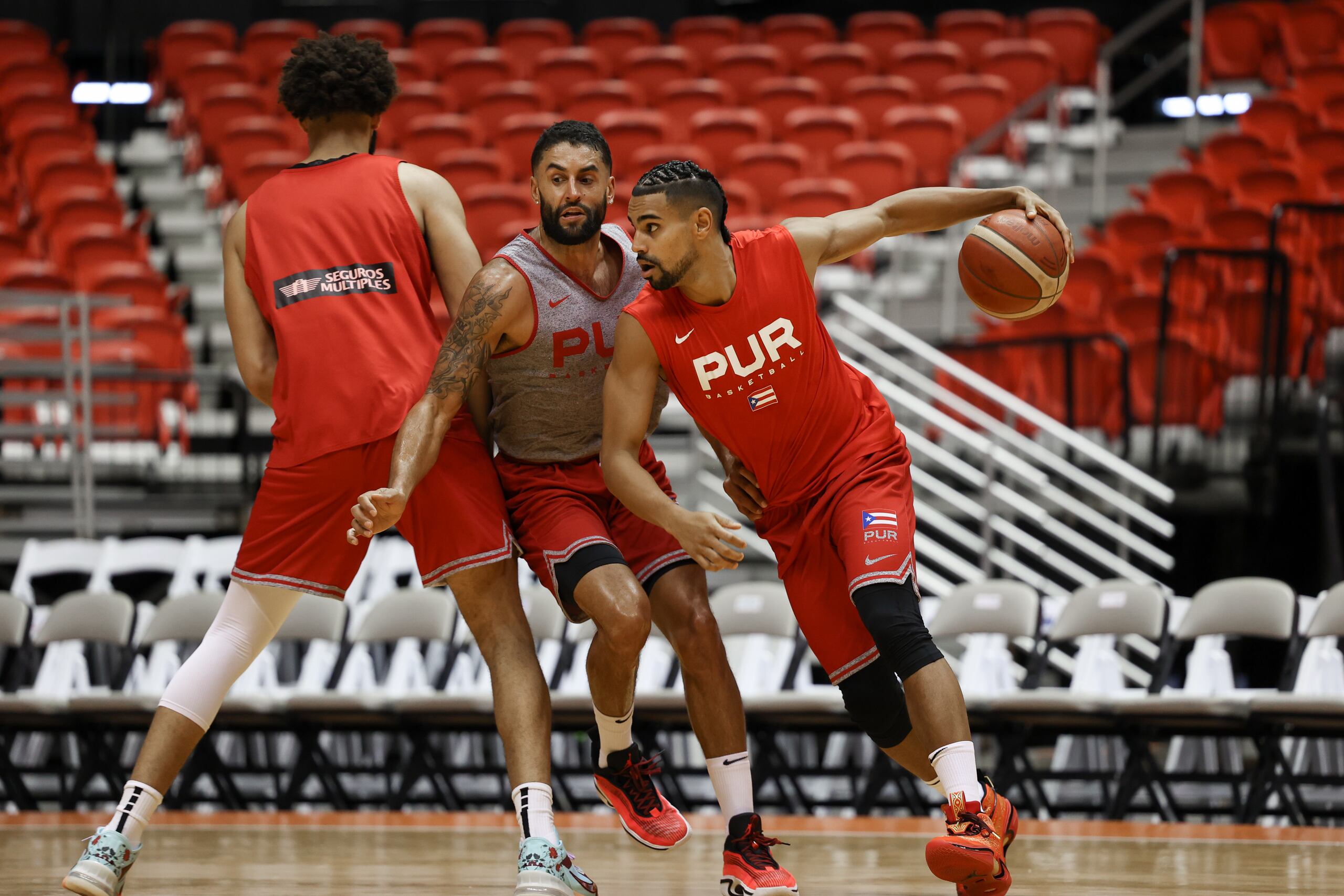 George Conditt intenta atrapar en una cortina a Javier Mójica, quien gestiona defender a Gian Clavell durante una instancia de la práctica de hoy domingo. 