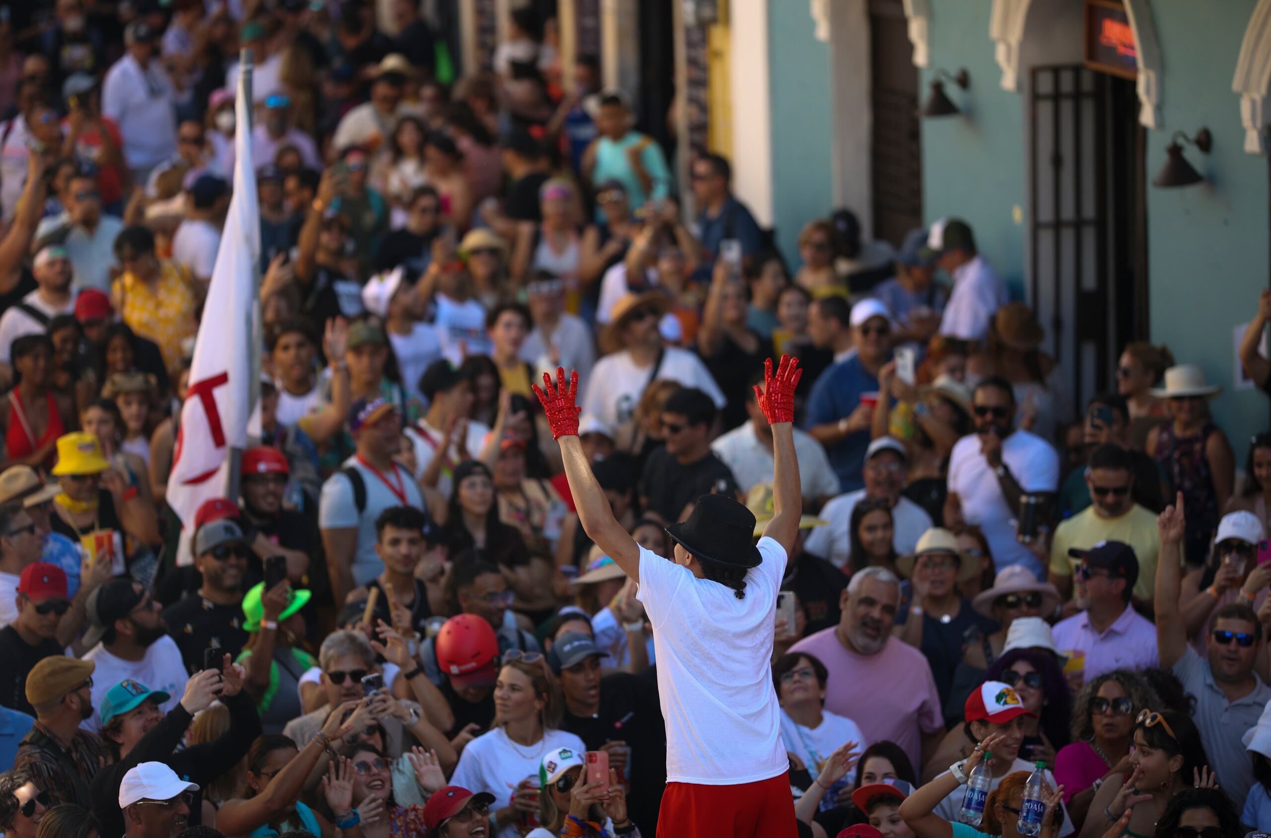 El inmenso público goza con la música de los pleneros en el tercer día de las Fiestas de la Calle San Sebastián.