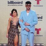 Bad Bunny desfila con su novia por la alfombra de los Billboard