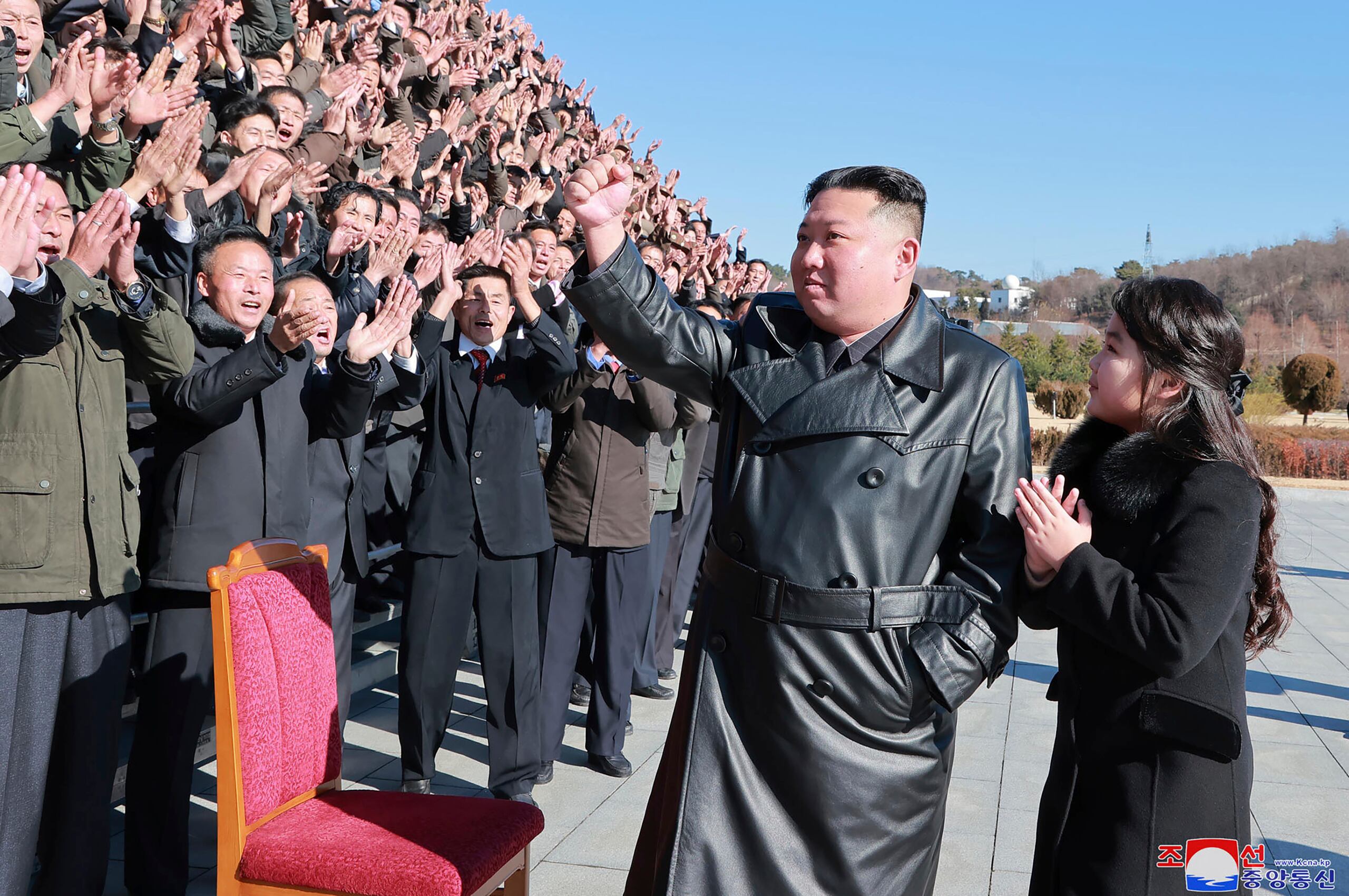 Los medios norcoreanos mostraron a la hija del líder por primera vez el pasado día 19 en imágenes de esa mencionada prueba de un misil balístico intercontinental explicando solamente que Kim supervisó el lanzamiento “junto con su querida hija y esposa”, sin ofrecer más datos.