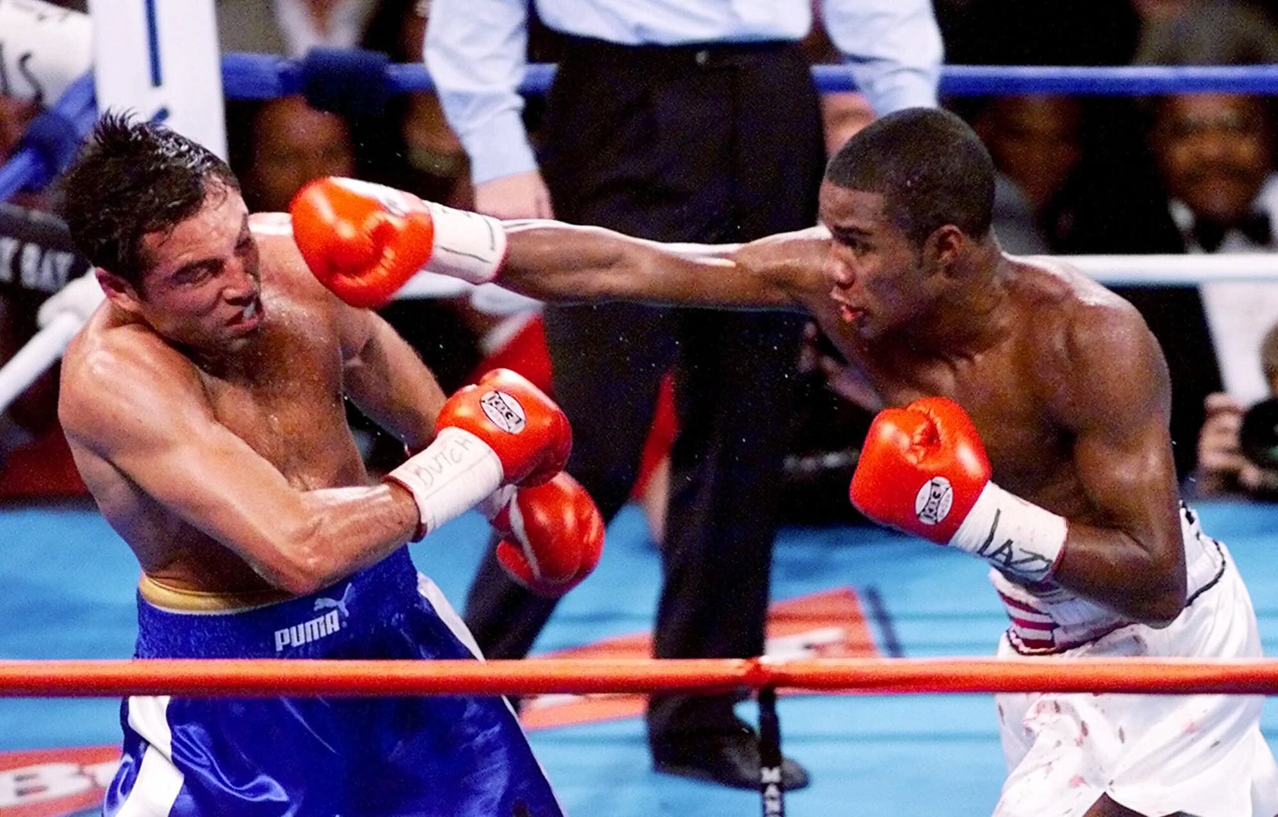 El pareo entre Tito Trinidad y Oscar de la Hoya fue catalogada como la Pelea del Milenio, pero el encuentro resultó en uno anticlimático. En la foto, Trinidad golpea a De la Hoya.  (AP / Eric Risberg)