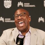 Los Kings finalmente introducen a Mike Brown como su nuevo dirigente