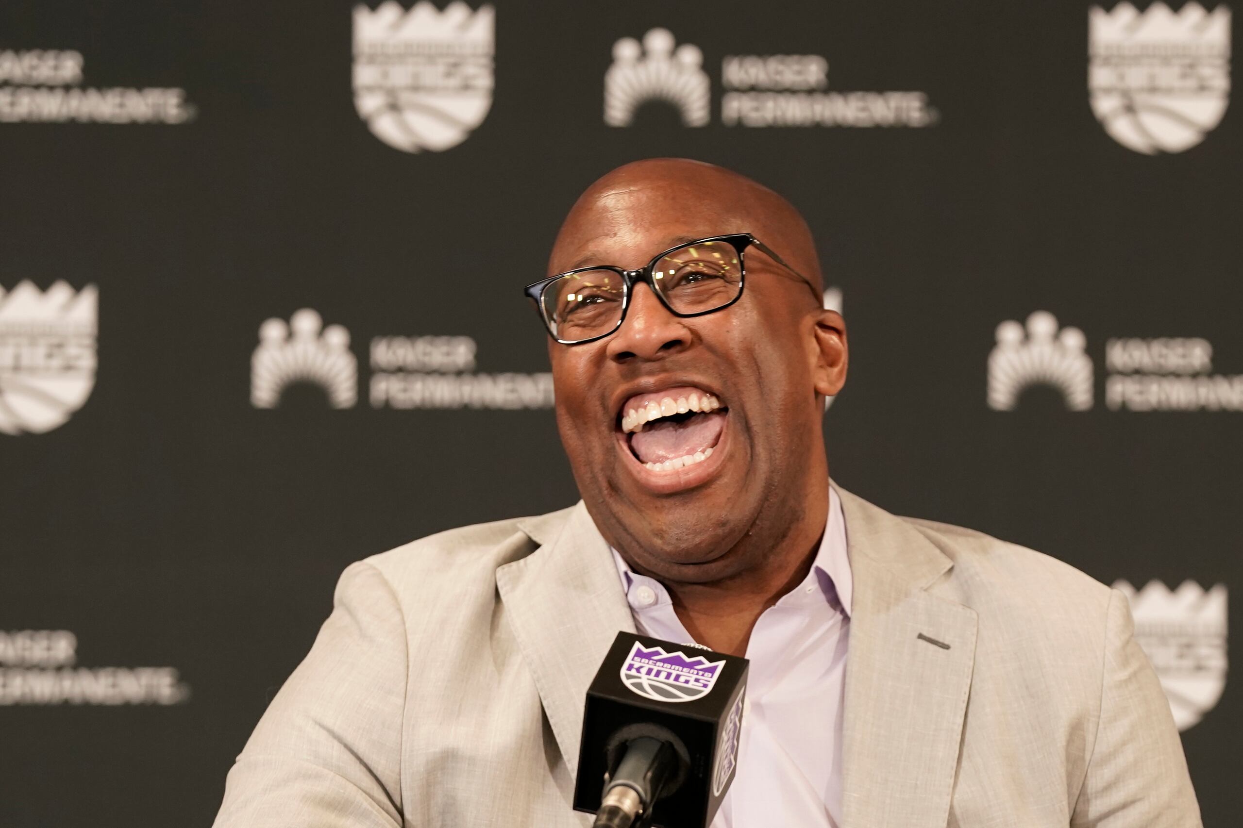 Mike Brown estuvo bien activo durante su tiempo libre en los playoffs de los Warriors, donde trabajaba como entrenador asistente de Steve Kerr, poniéndose al día con los jugadores que dirigirá ahora en Sacramento.