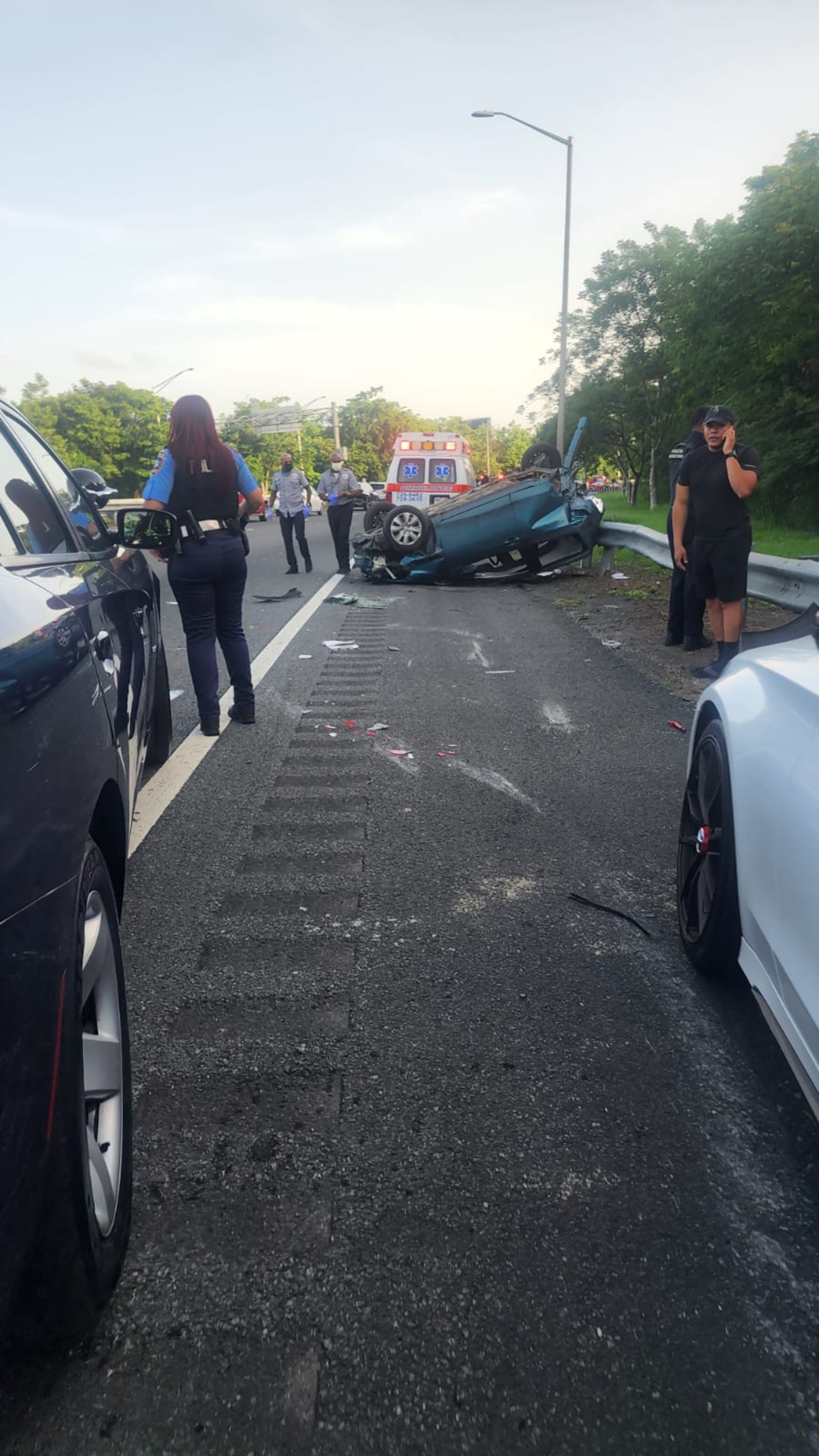 Los ocupantes de un auto que era perseguido por agentes del Negociado de Carreteras impactaron un vehículo el cual se volcó.