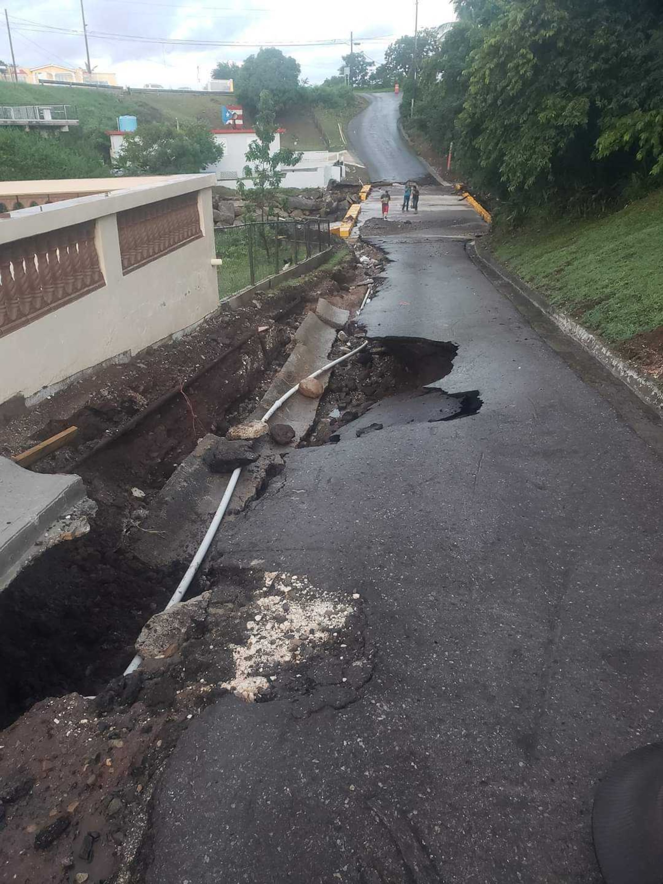 En cantos una carretera municipal en el sector Casa Blanca, Río Cañas Abajo, en Juana Díaz