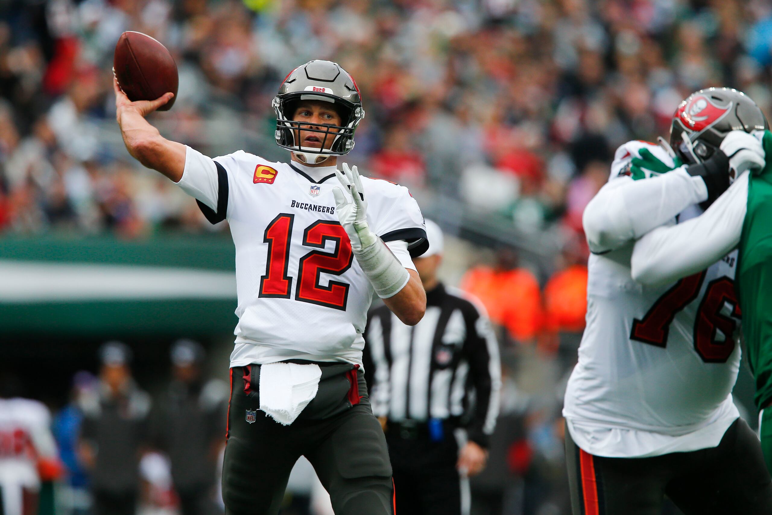 Los campeones Bucs de Tampa Bay y del pasador Tom Brady (12) ya tienen su espacio asegurado para la postemporada.