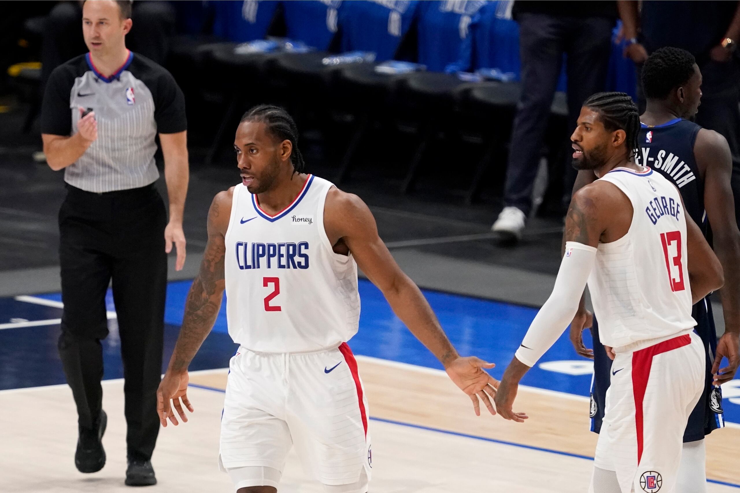 Kawhi Leonard y Paul George, de los Clippers de Los Ángeles, festejan en el tercer partido de la serie de playoffs ante los Mavericks de Dallas.