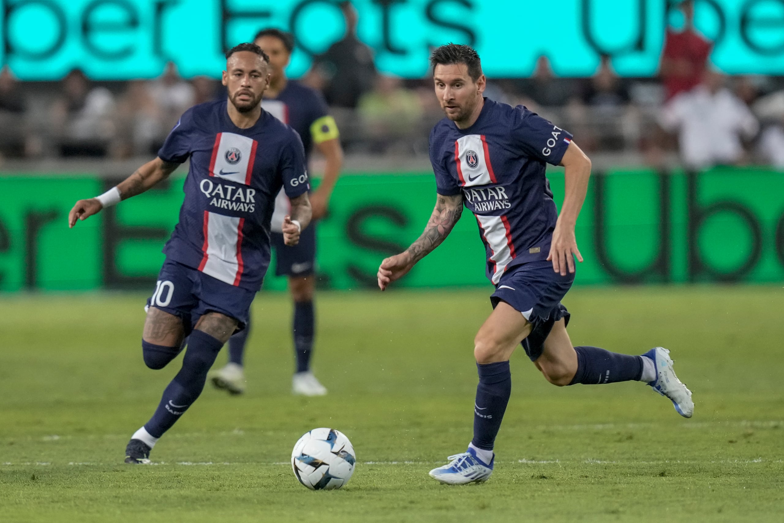 Lionel Messi del Paris Saint-Germain controla el balón frente a su compañero Neymar durante la Supercopa de Francia contra Nantes en Tel Aviv, Israel, el 31 de julio de 2022.