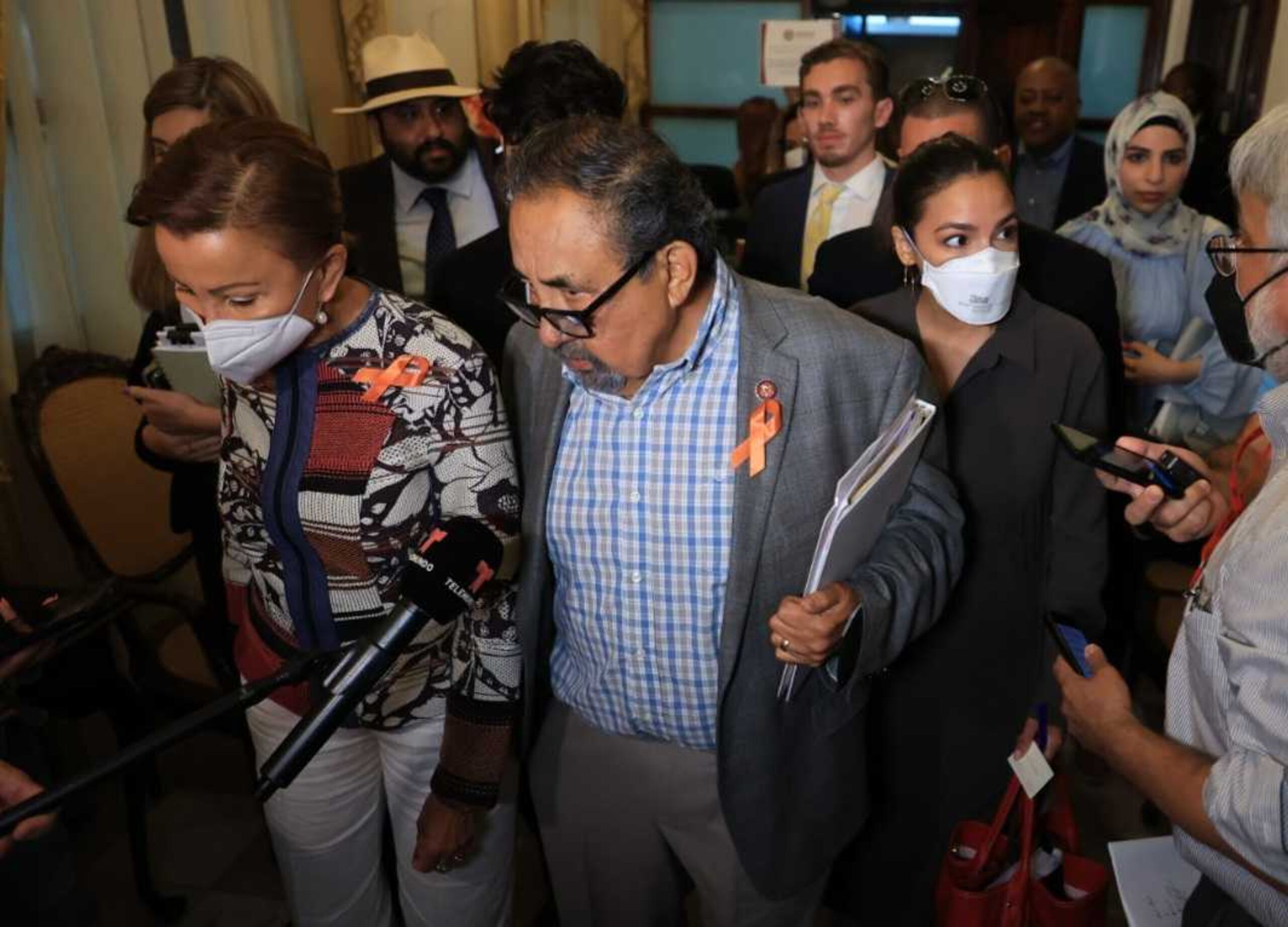 A su salida del encuentro con líderes del PPD, los congresistas Nydia Velázquez, Raúl Grijalva y Alexandria Ocasio Cortez (atrás).