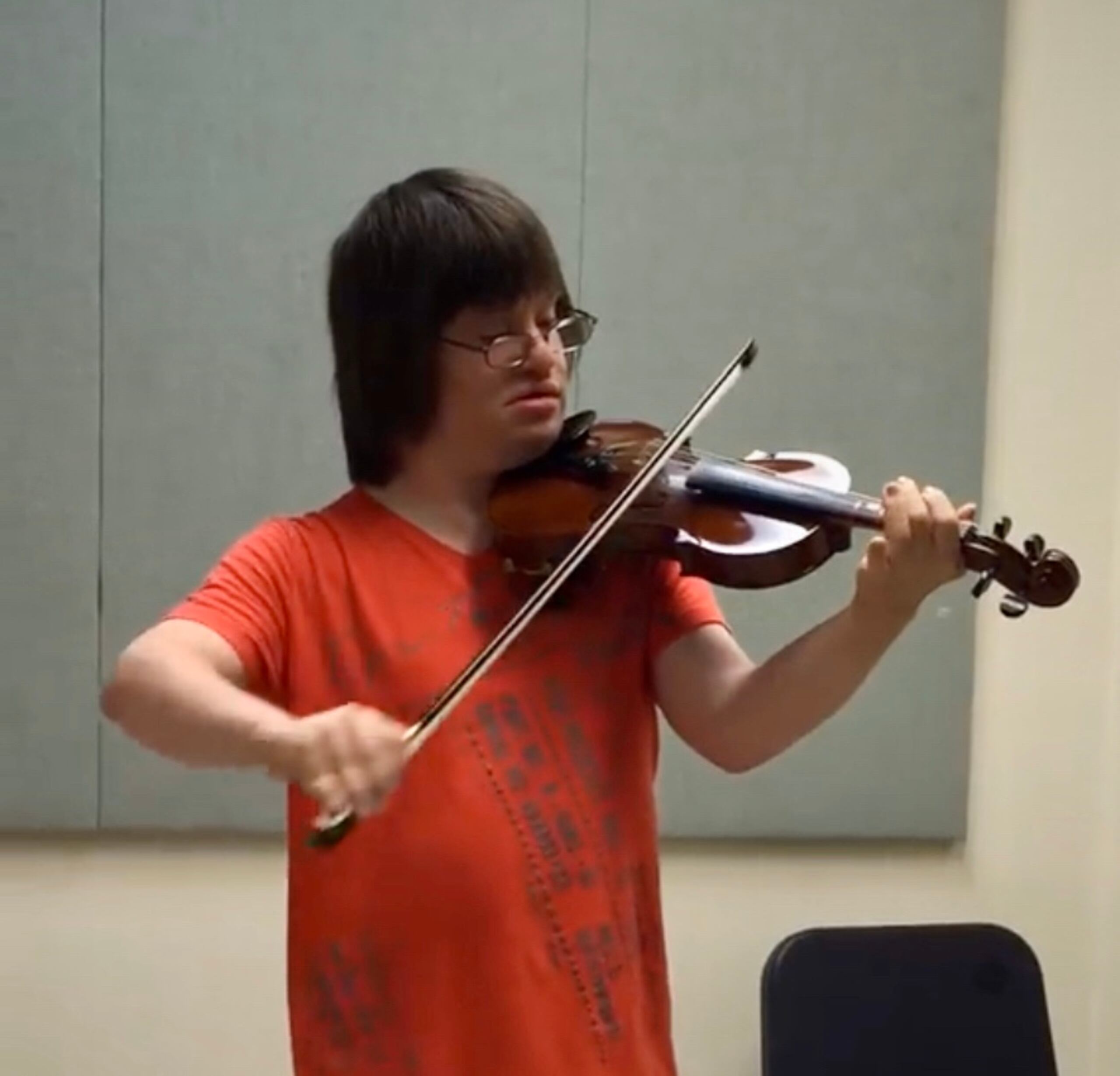 El tenista Cristian Sólivan deleitó a los presentes interpretando una pieza con el violín.