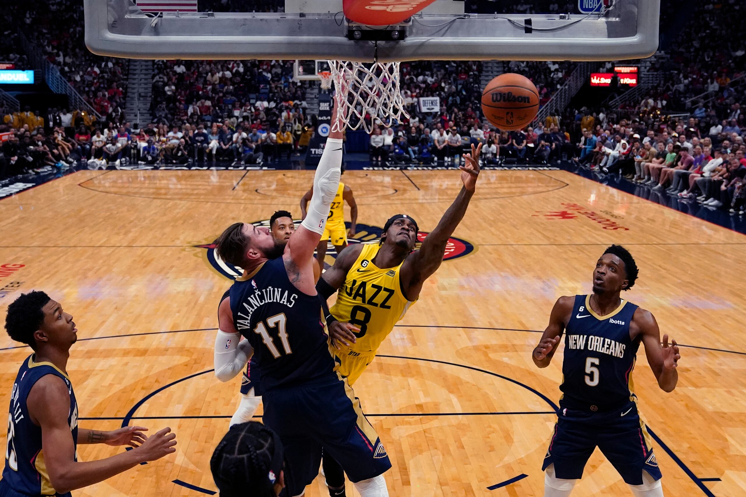 Jarred Vanderbilt (8), del Jazz de Utah, intenta un enceste ante Jonas Valanciunas (17), de los Pelicans de Nueva Orleans, en partido del domingo 23 de octubre de 2022, en Nueva Orleans.