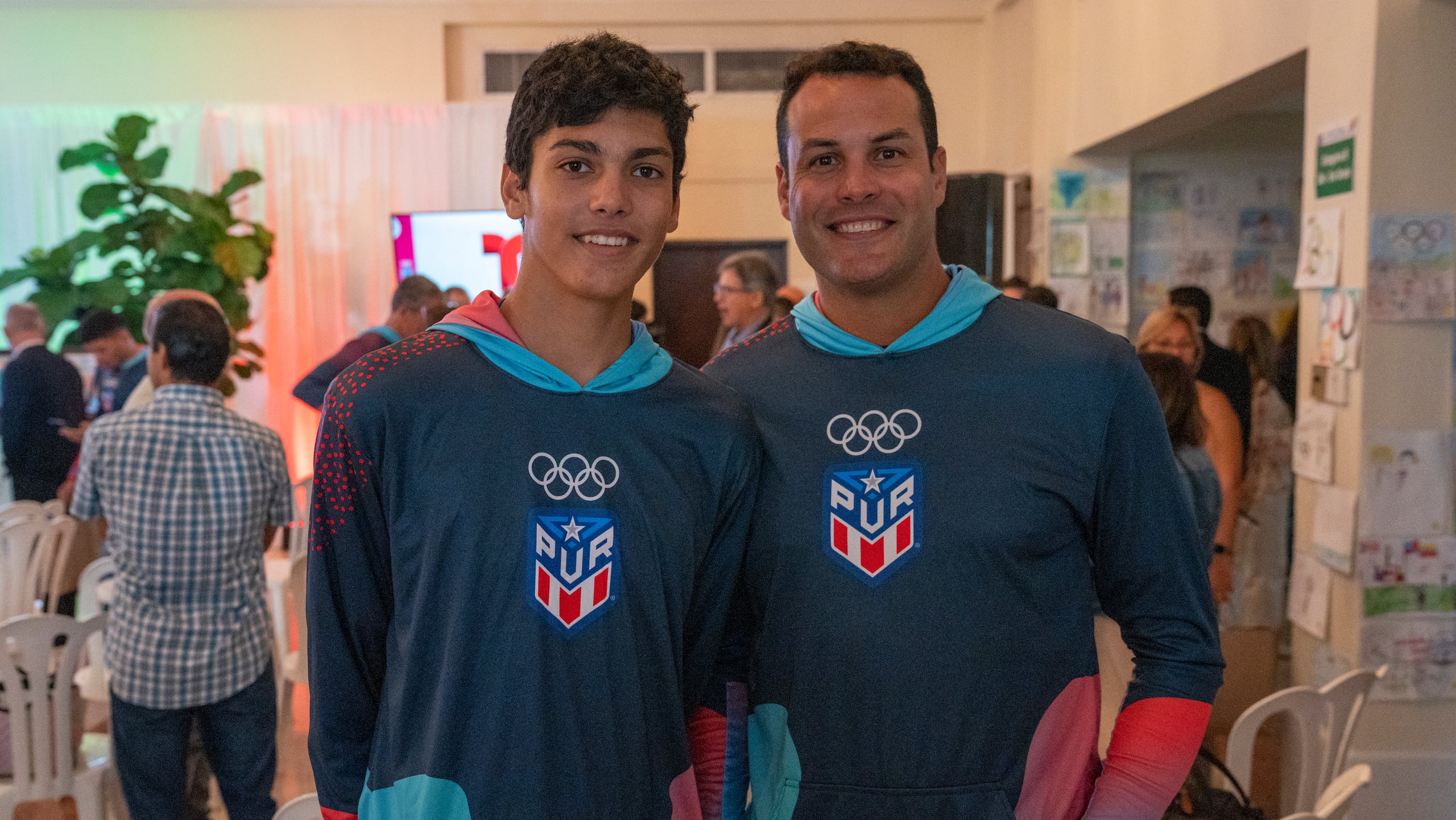 El joven Lorenzo y su padre Víctor 'Vitito' Rivera estuvieron presentes en el Comité Olímpico de Puerto Rico para la presentación de la delegación a Santa Marta 2022, de la que son miembros.