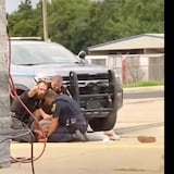 Vídeo muestra a tres policías golpeando a hombre en Arkansas