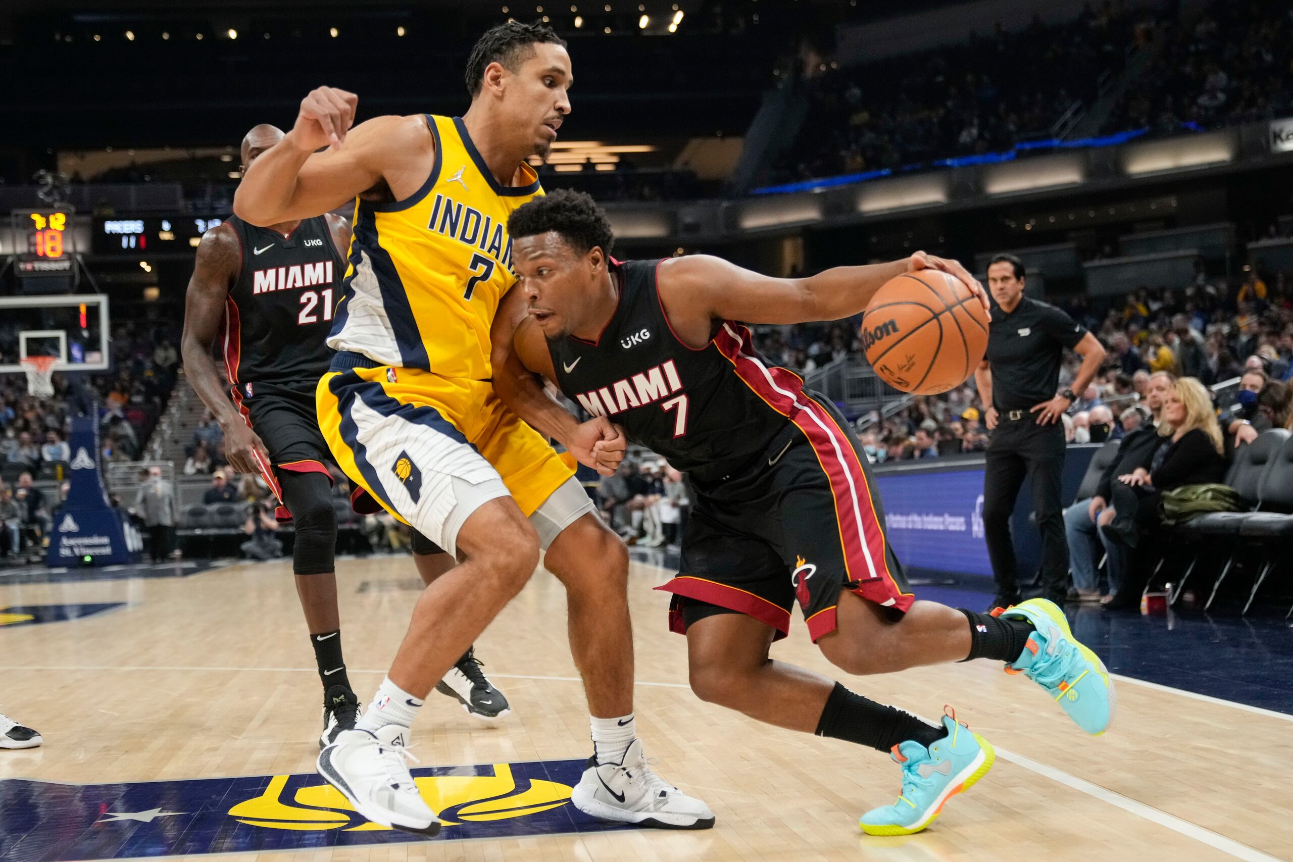 El defensa del Heat de Miami, Kyle Lowry, intenta dejar atrás a Malcolm Brogdon, de los Pacers de Indiana, durante el desafío del viernes.