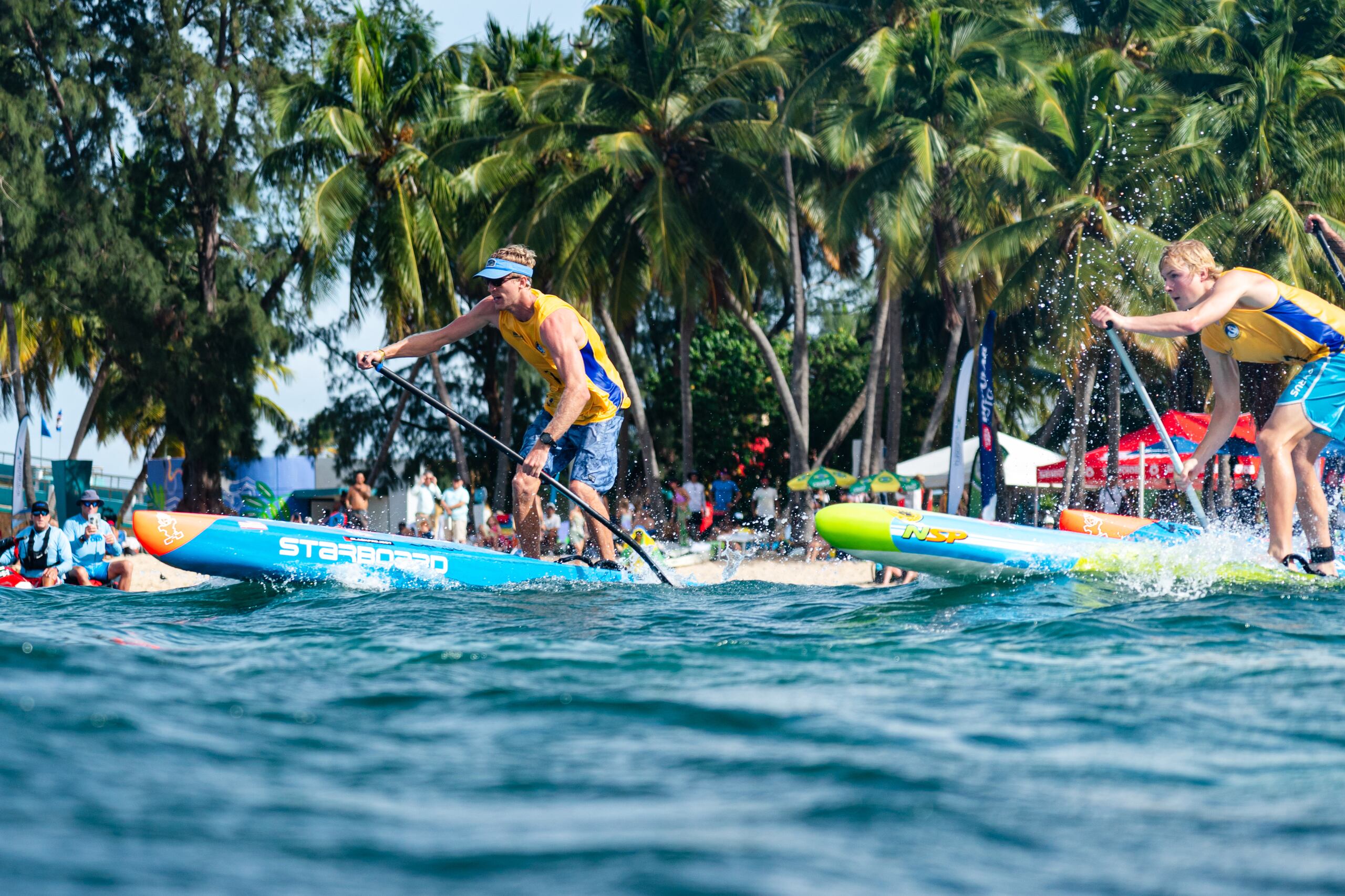 Connor Baxter (izquierda) se llevó la dorada en la prueba SUP Sprint Race.