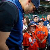 Carlos Correa le hace un obsequio especial a niña que sobrevivió la tragedia en Uvalde 