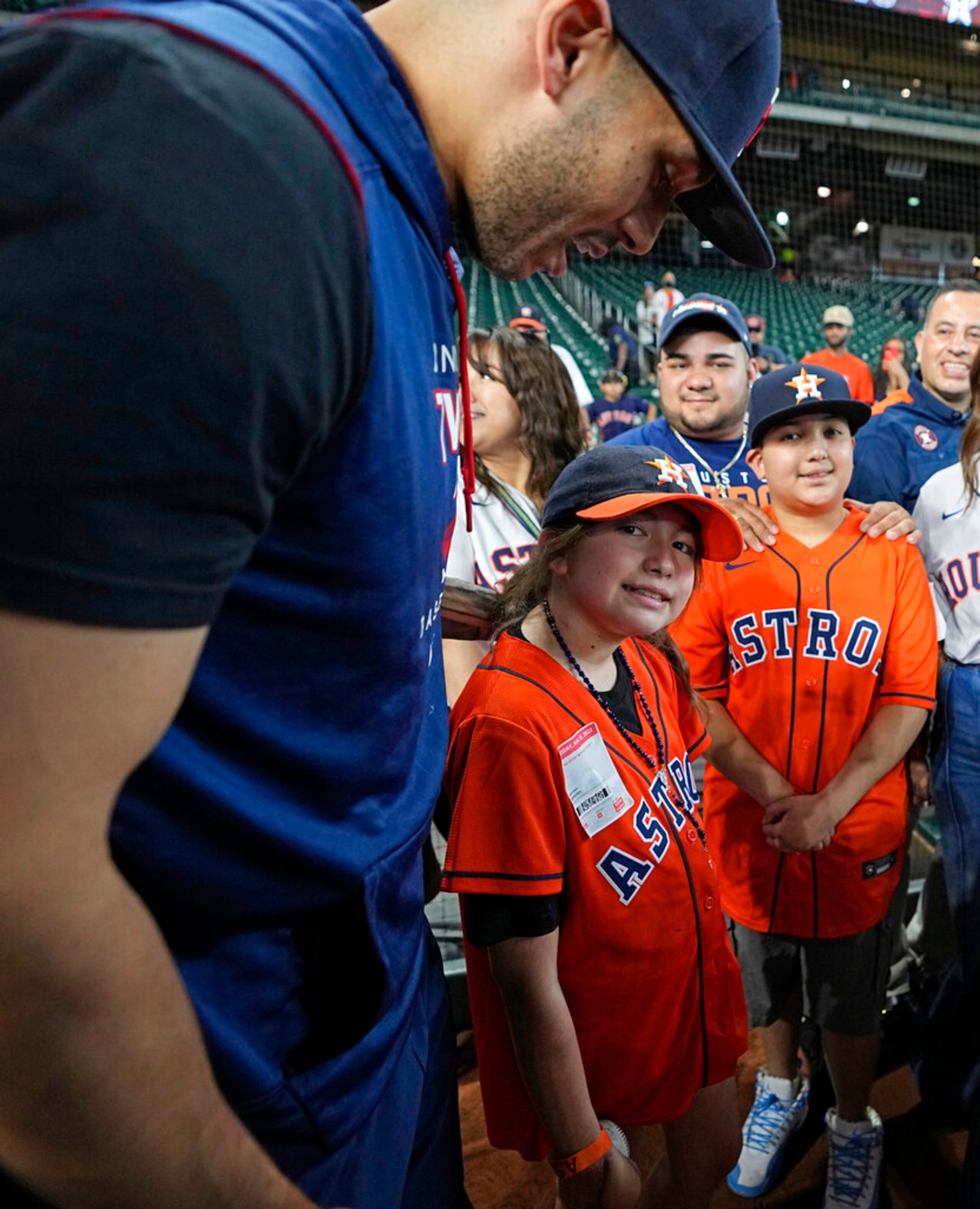 Carlos Correa compartió con Mayah Nicole Zamora, sobreviviente de la tragedia en una escuela elemental Uvalde, Texas.