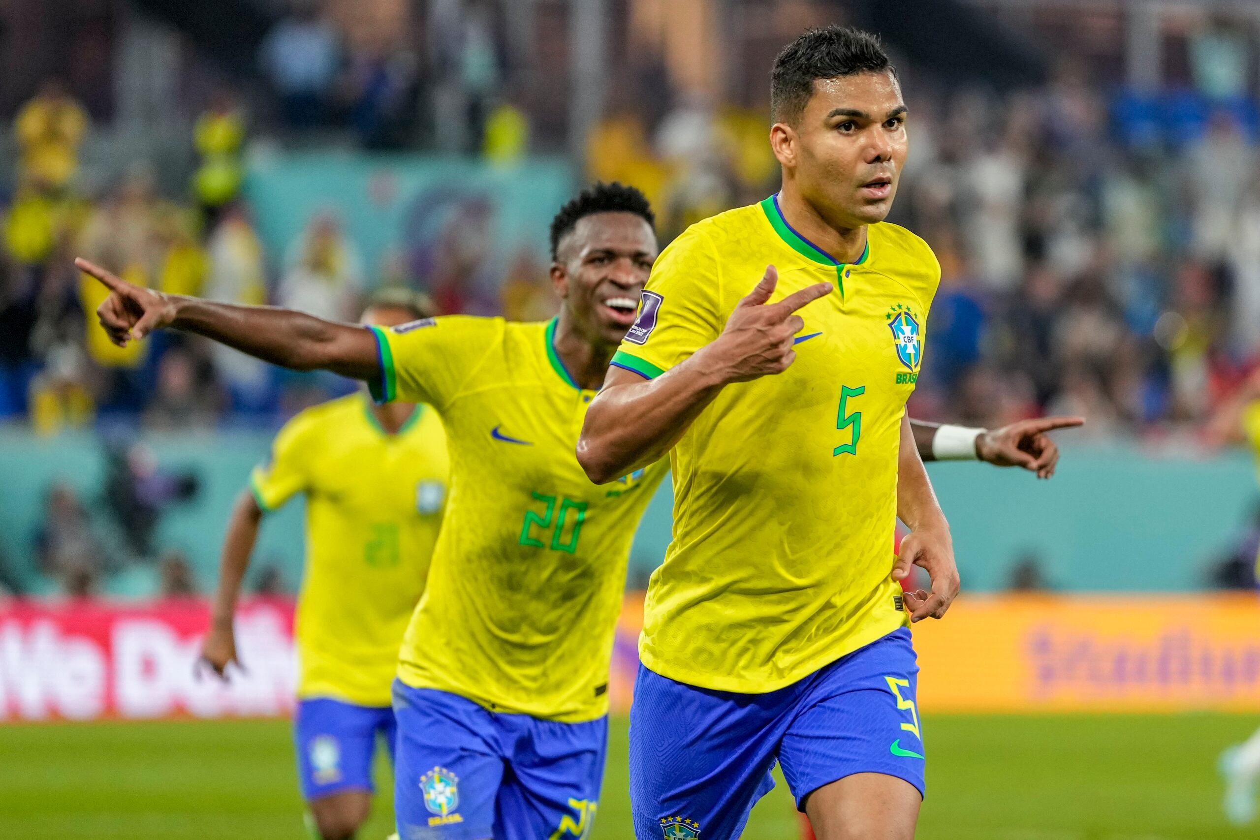 Casemiro, de Brasil, se dirige al saque de esquina para celebrar junto a sus compañeros de equipo el gol que anotó ante Suiza.