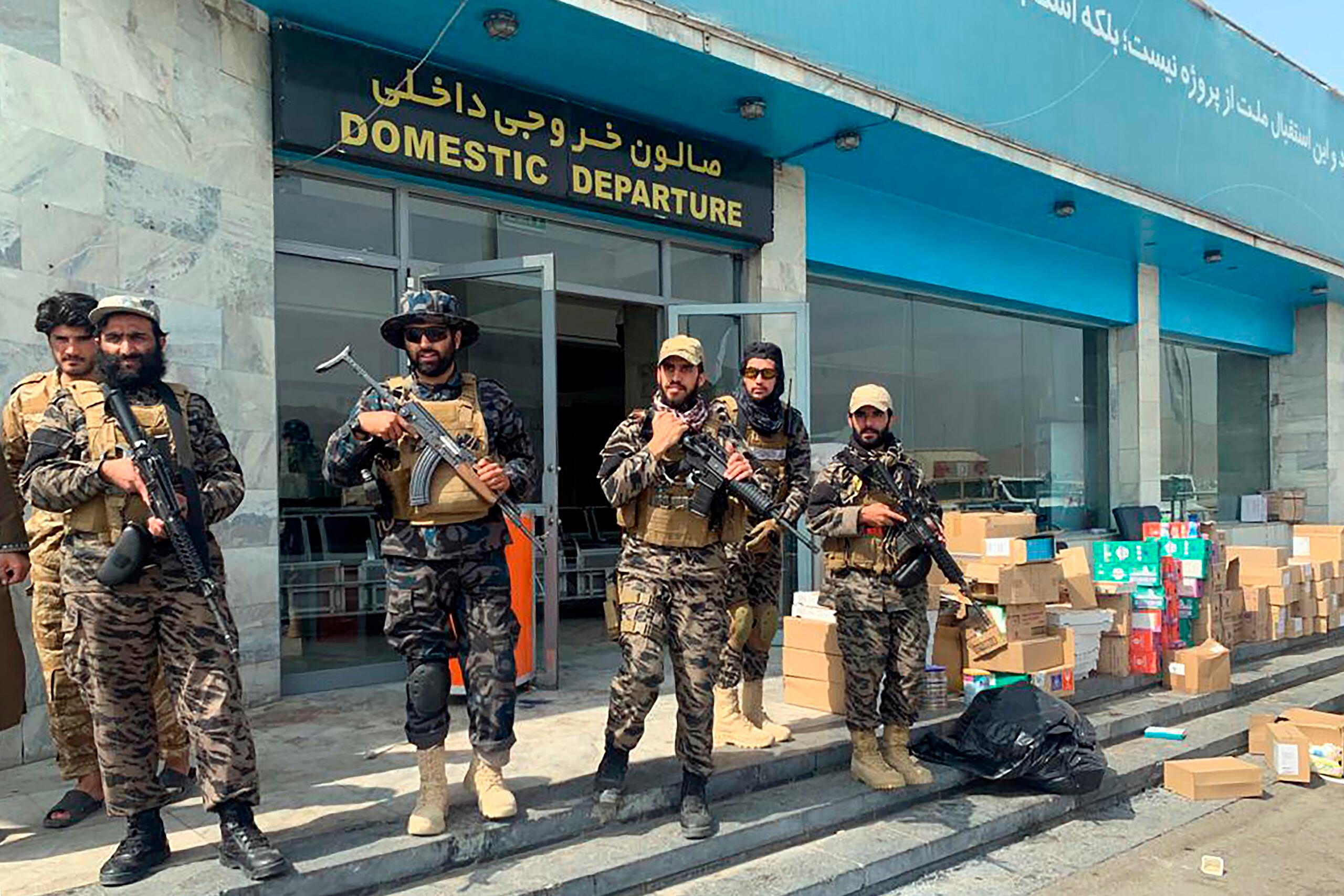 Combatientes del Talibán vigilan el interior del aeropuerto internacional Hamid Karzai después de la salida de las fuerzas estadounidenses, en Kabul, Afganistán.