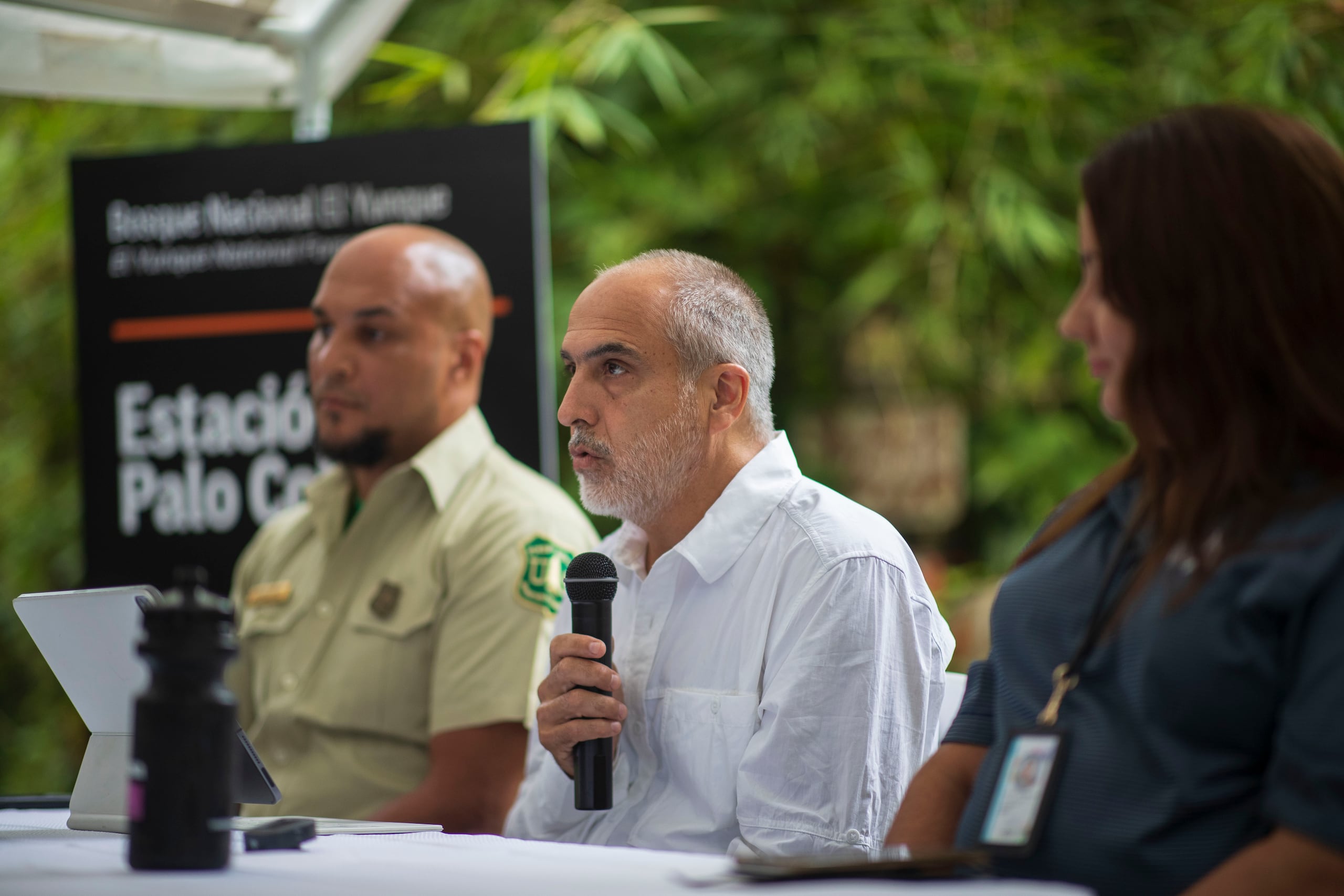 El nuevo servicio fue anunciado logrado en colaboración entre el U.S. Forest Service y Para la Naturaleza fue anunciado por Fernando LLoveras San Miguel (centro), presidente de Para la Naturaleza, y Keenan Adams, supervisor del Bosque Nacional El Yunque.