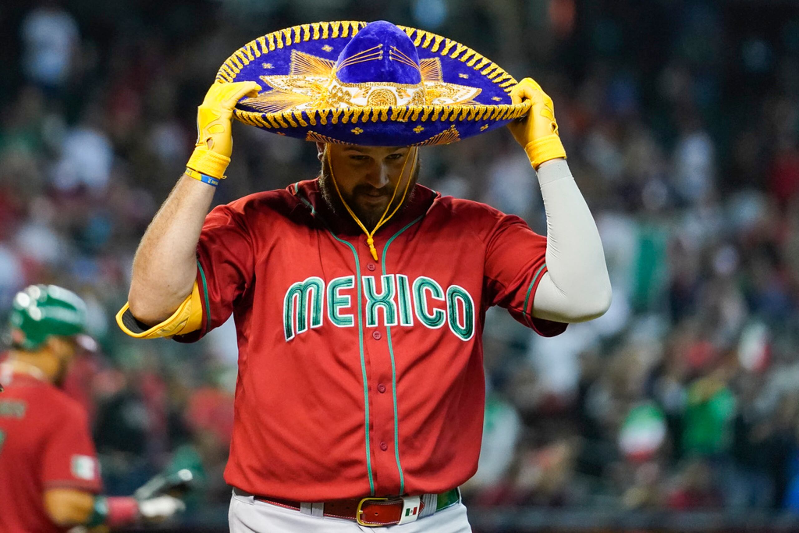 Rowdy Téllez celebra tras batear un jonrón para México en el juego contra Canadá por el Clásico Mundial de Béisbol.