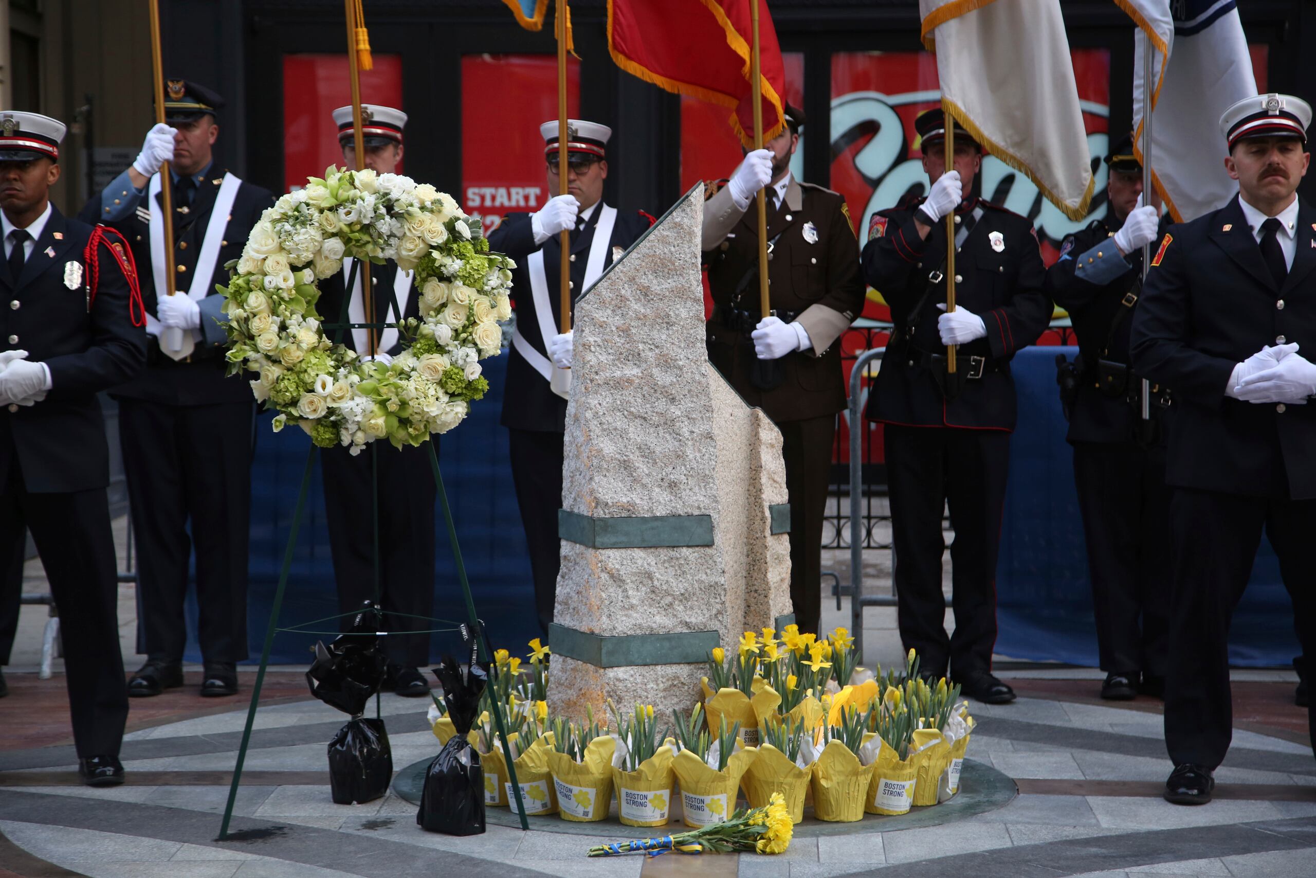 Personal de emergencia en el memorial a las víctimas del atentado en el Maratón de Boston 2013. (AP)