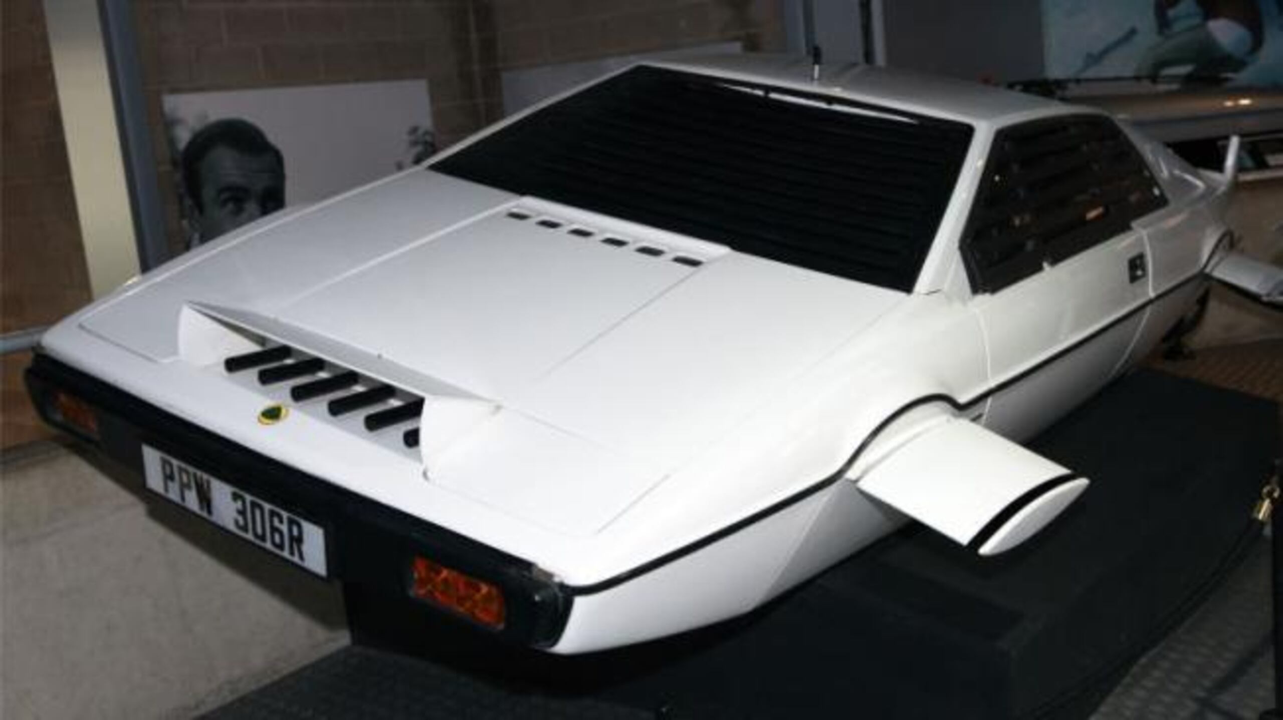 El Lotus Esprit S1, que logró su aparición en la película The Spy Who Loved Me, llegó a venderse por $1 millon al dueño de Tesla y SpaceX, Elon Musk.