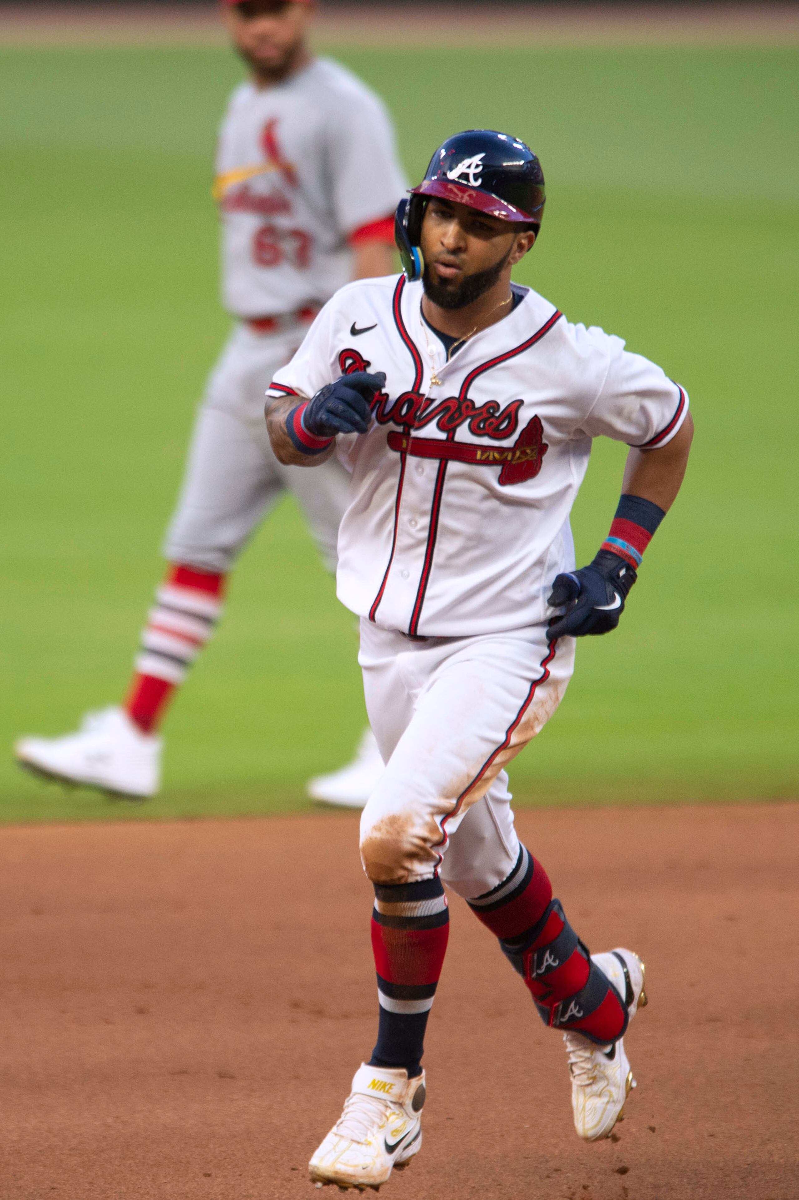 El guayamés Eddie Rosario recorre las bases tras disparar su cuadrangular del miércoles en la quinta entrada del triunfo de sus Braves de Atlanta sobre los Cardinals de San Luis.