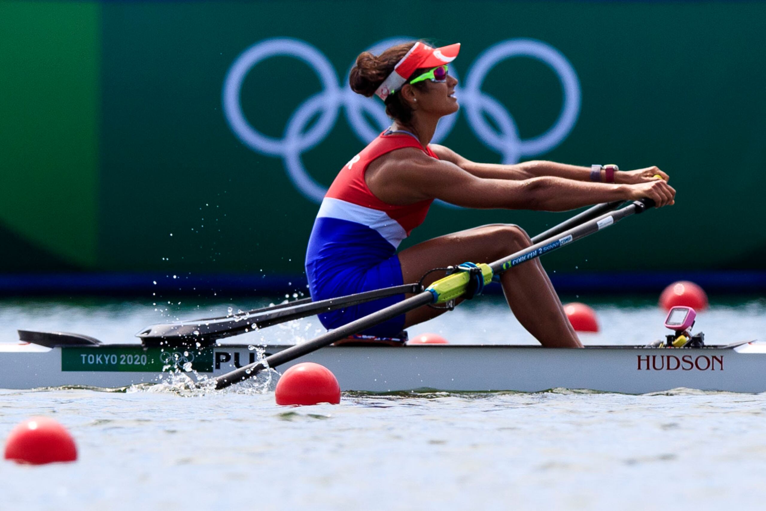 Verónica Toro finalizó tercera en su serie durante el primer día de competencias de los eventos de remo.