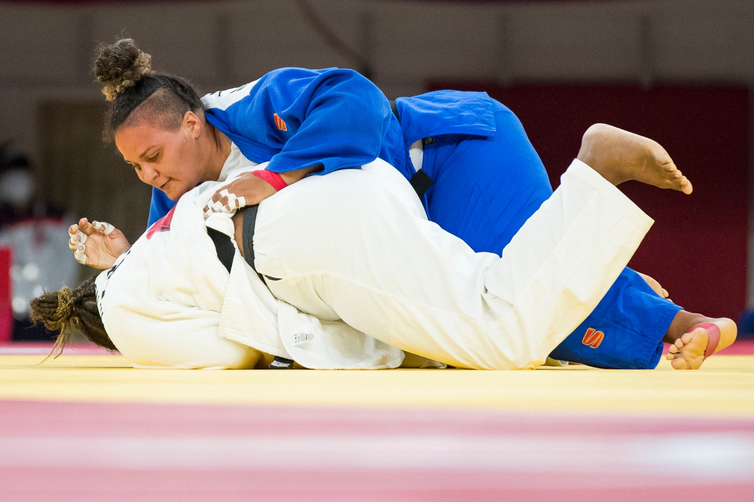 Melissa Mojica, en azul, combate con Rochele Nunes durante su encuentro del jueves en la noche.