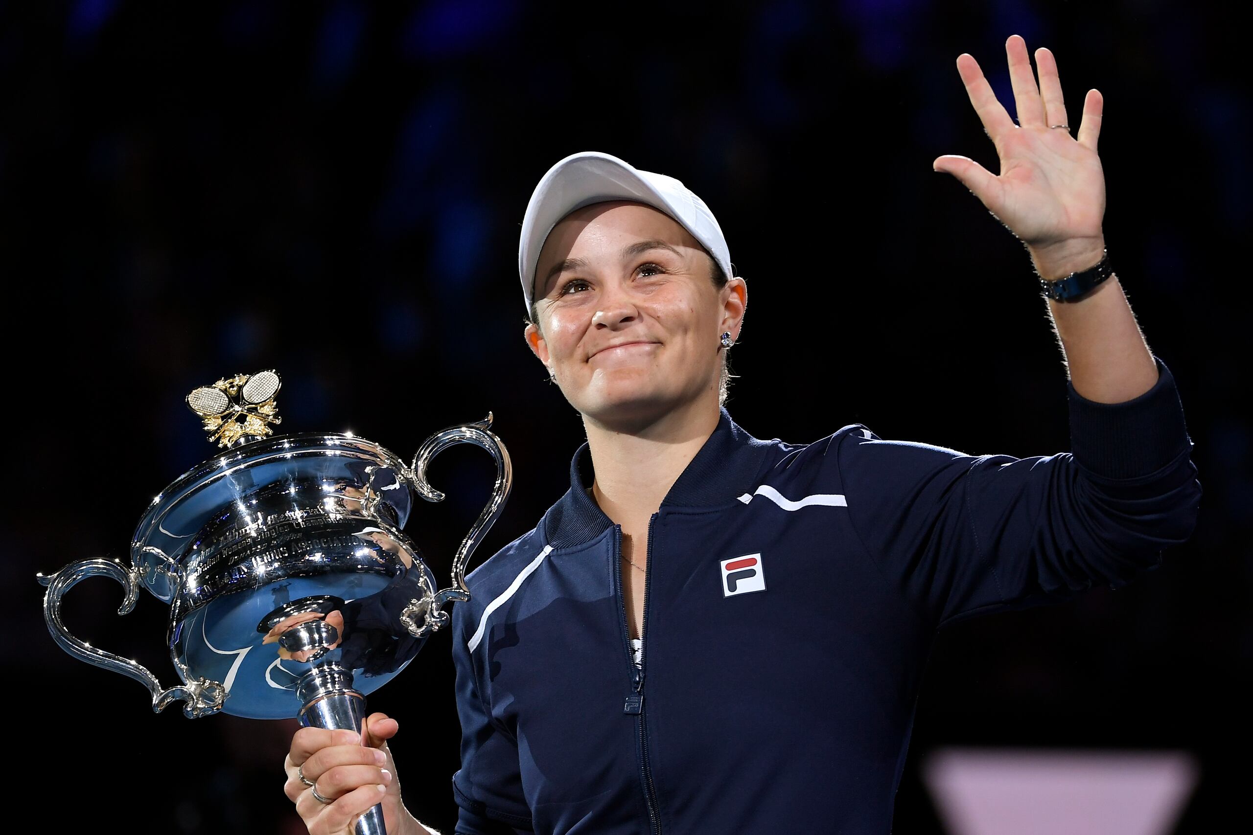 Ash Barty sostiene el trofeo que le acreditó como ganadora del Abierto Australiano de tenis en enero.